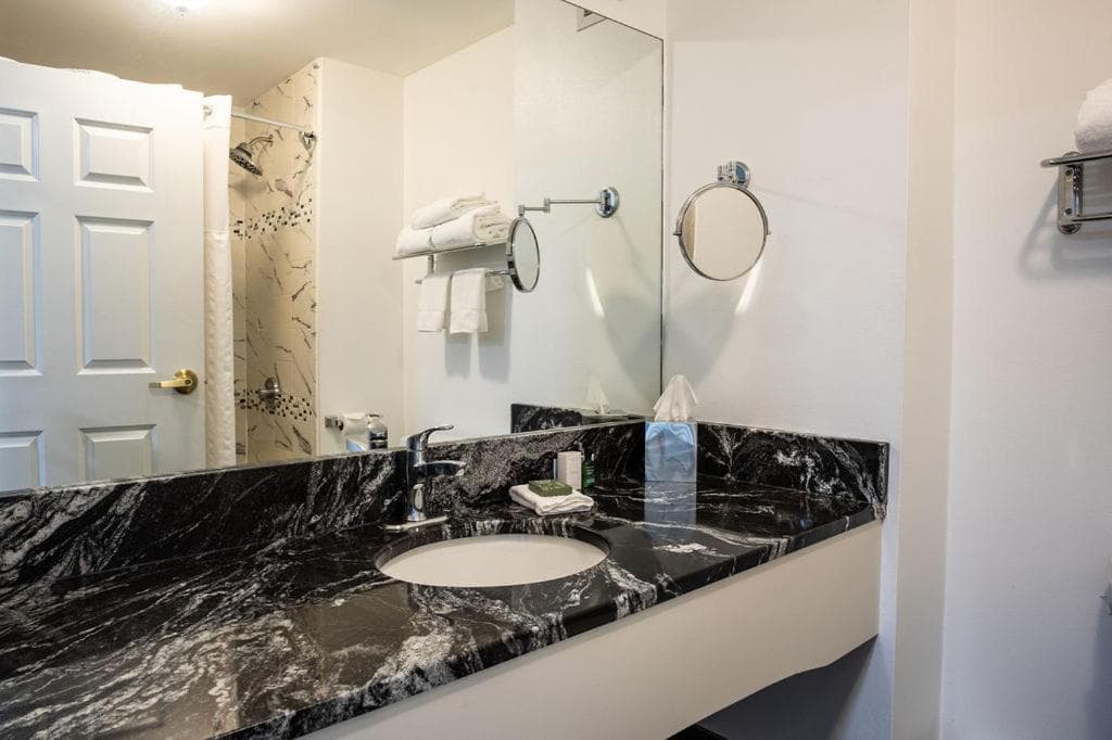 D. Hotel Suites & Spa gallery photo in Holyoke, MA — image 19