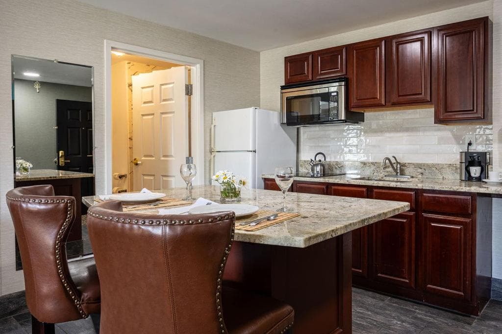 D. Hotel Suites & Spa gallery photo in Holyoke, MA — image 30
