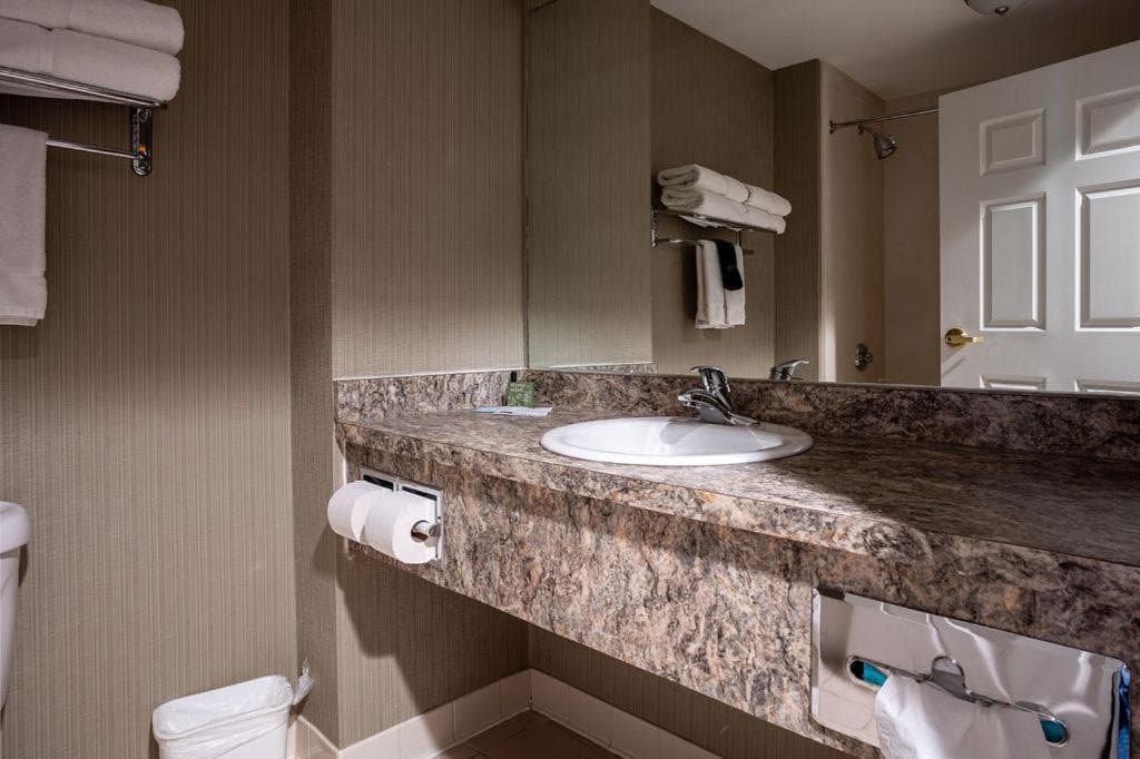 D. Hotel Suites & Spa interior in Holyoke, MA — gallery photo 2
