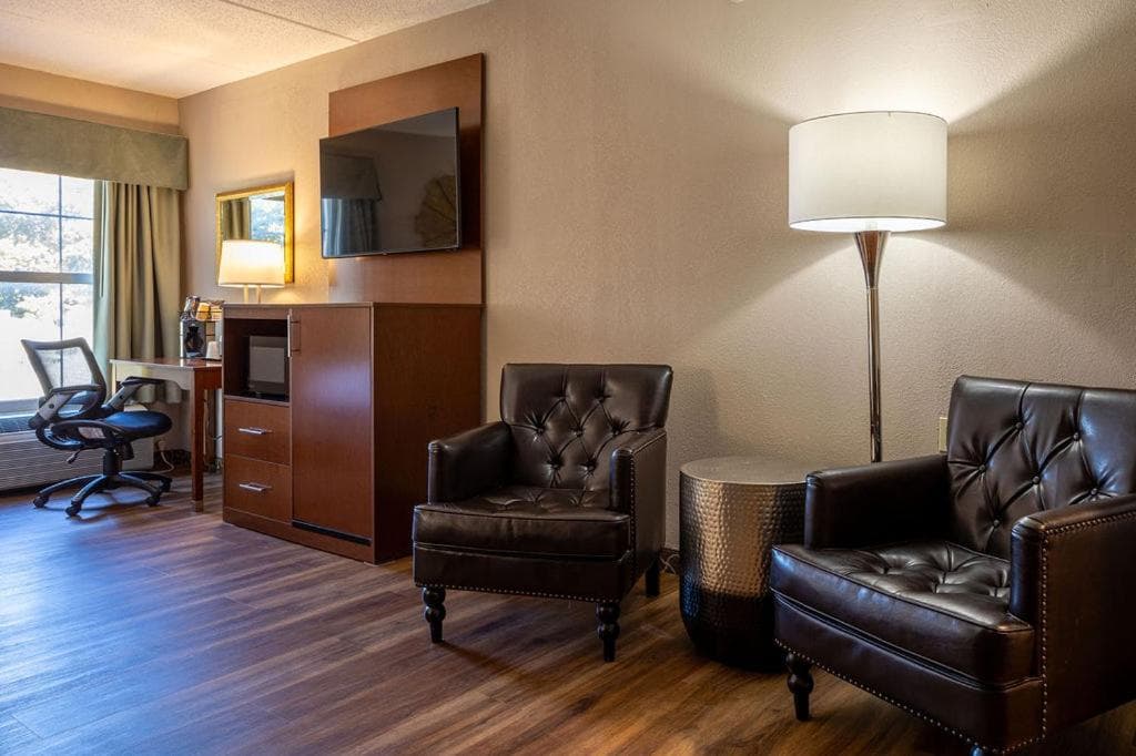 D. Hotel Suites & Spa gallery photo in Holyoke, MA — image 38