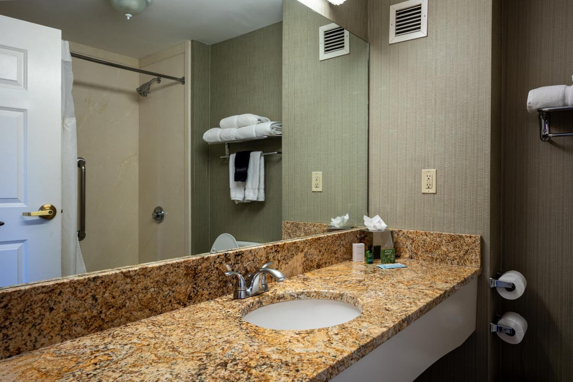 D. Hotel Suites & Spa gallery photo in Holyoke, MA — image 6