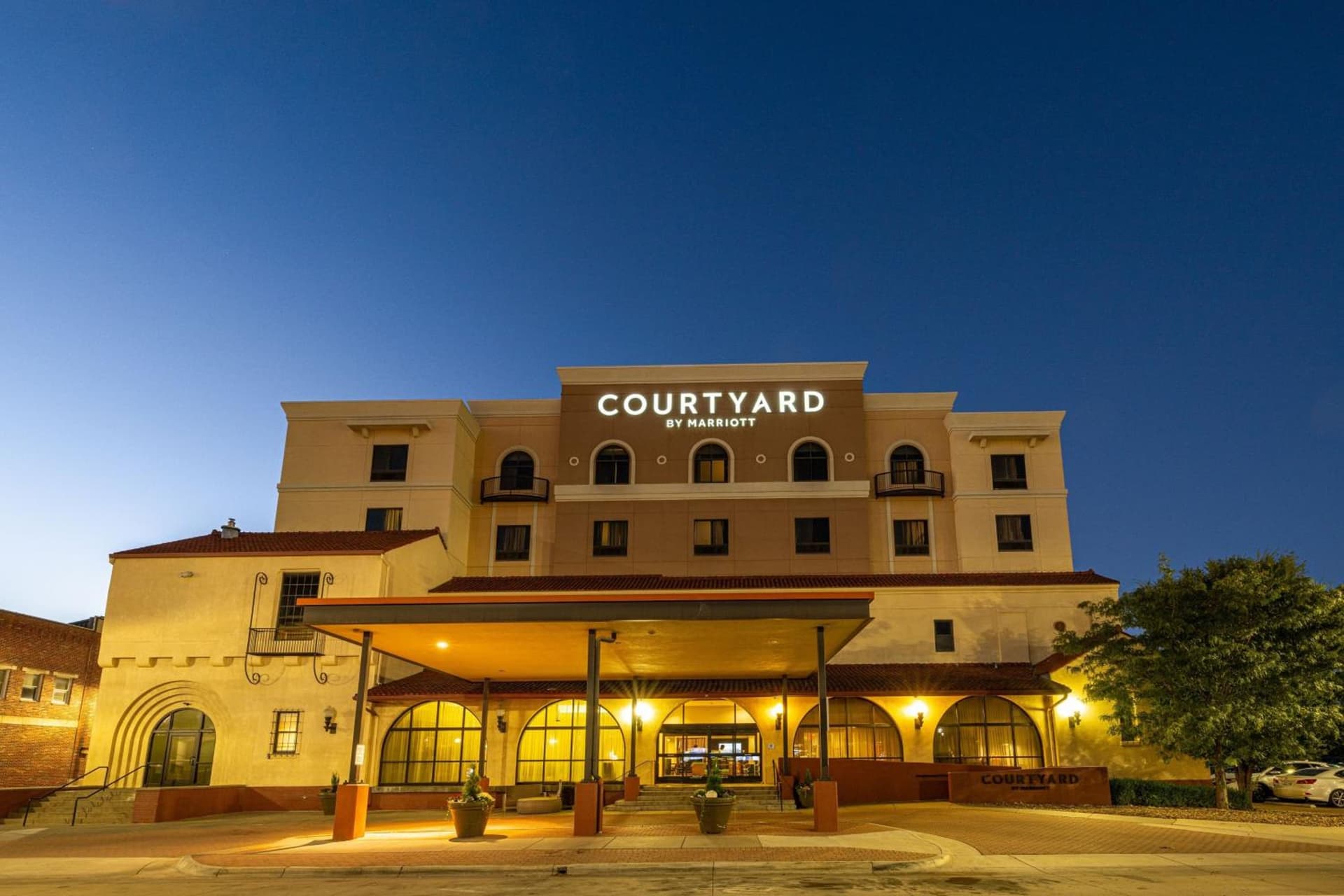 Courtyard by Marriott Wichita at Old Town interior in Wichita, KS — gallery photo 2
