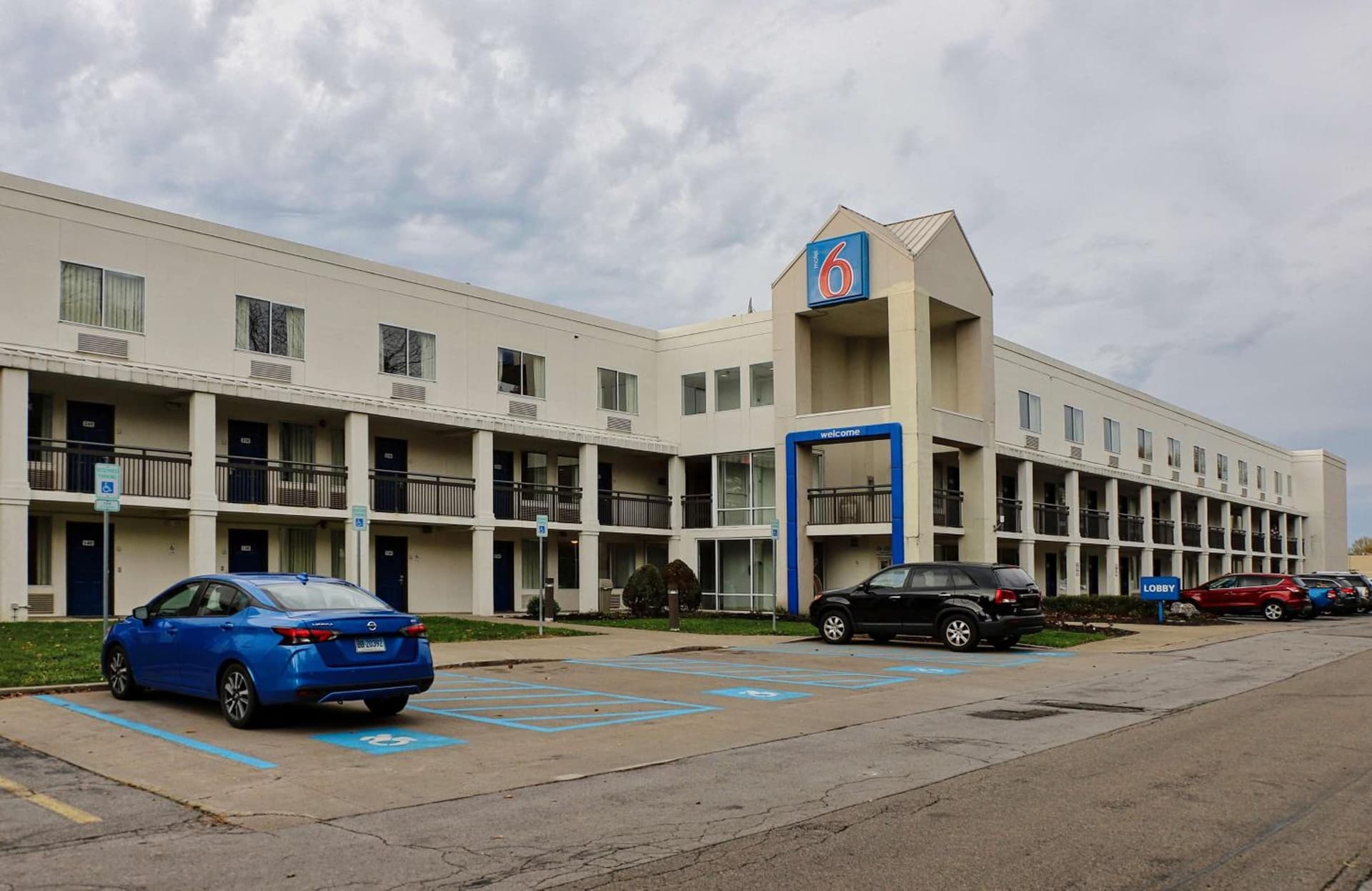 Motel 6 Buffalo NY Airport Williamsville featured exterior or lobby in Williamsville, NY — similar hotel