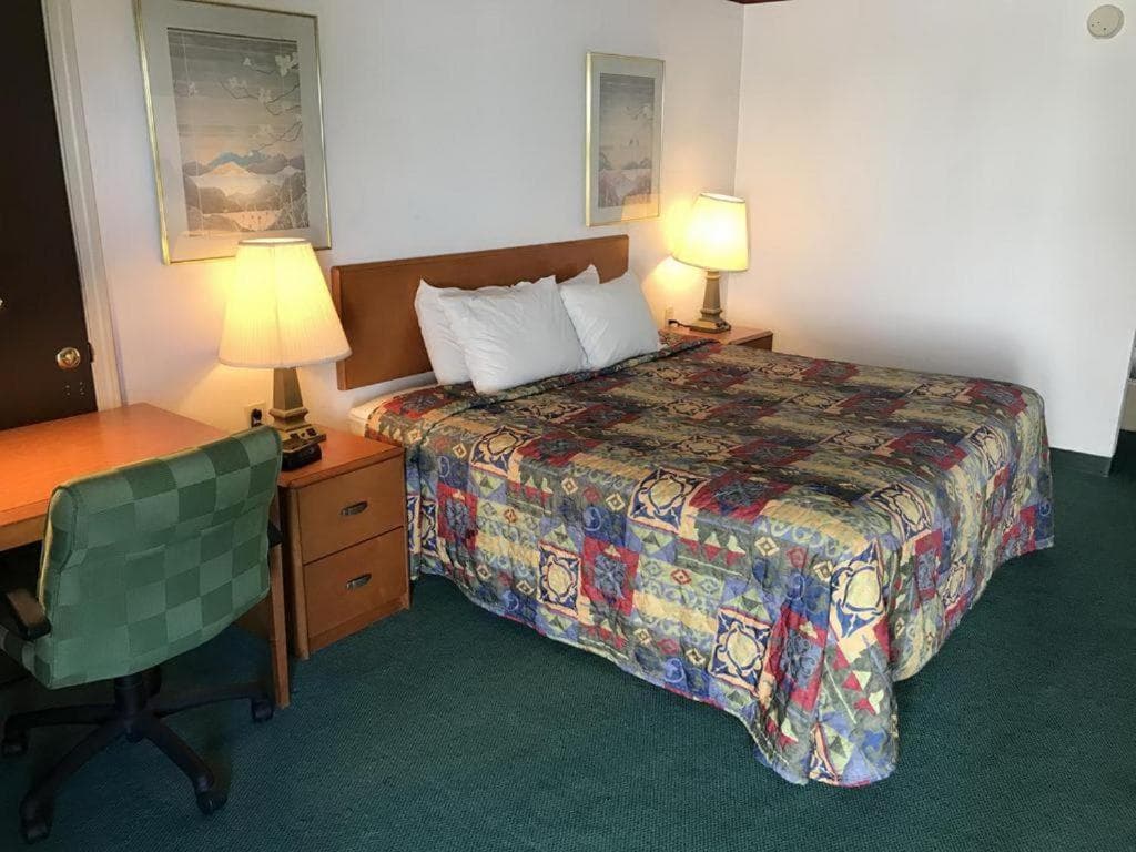 Loyalty Inn Maryville interior in Maryville, IL — gallery photo 2