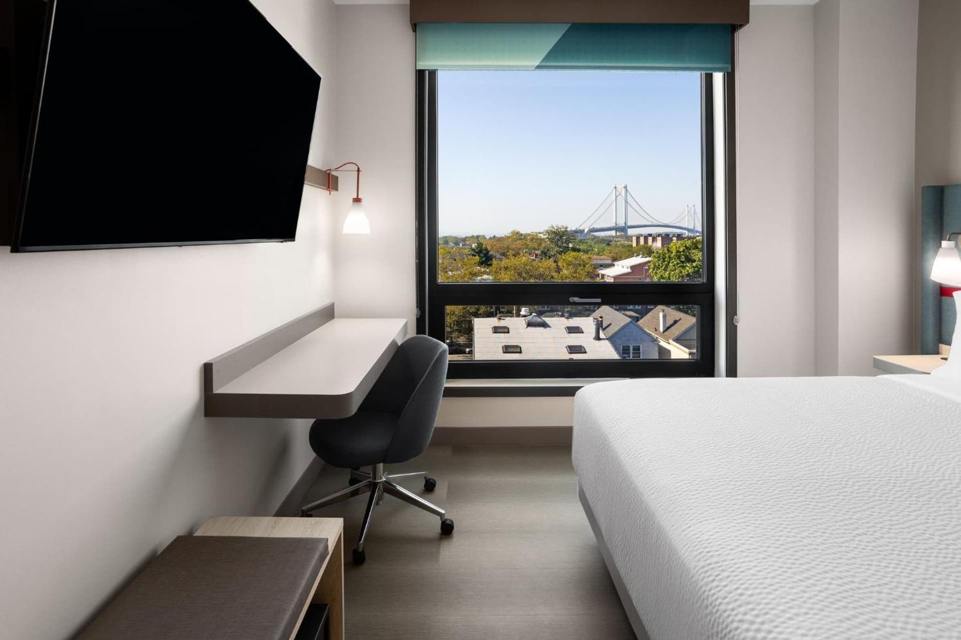 avid hotels - Brooklyn Dyker Heights by IHG gallery photo in Brooklyn, NY — image 40
