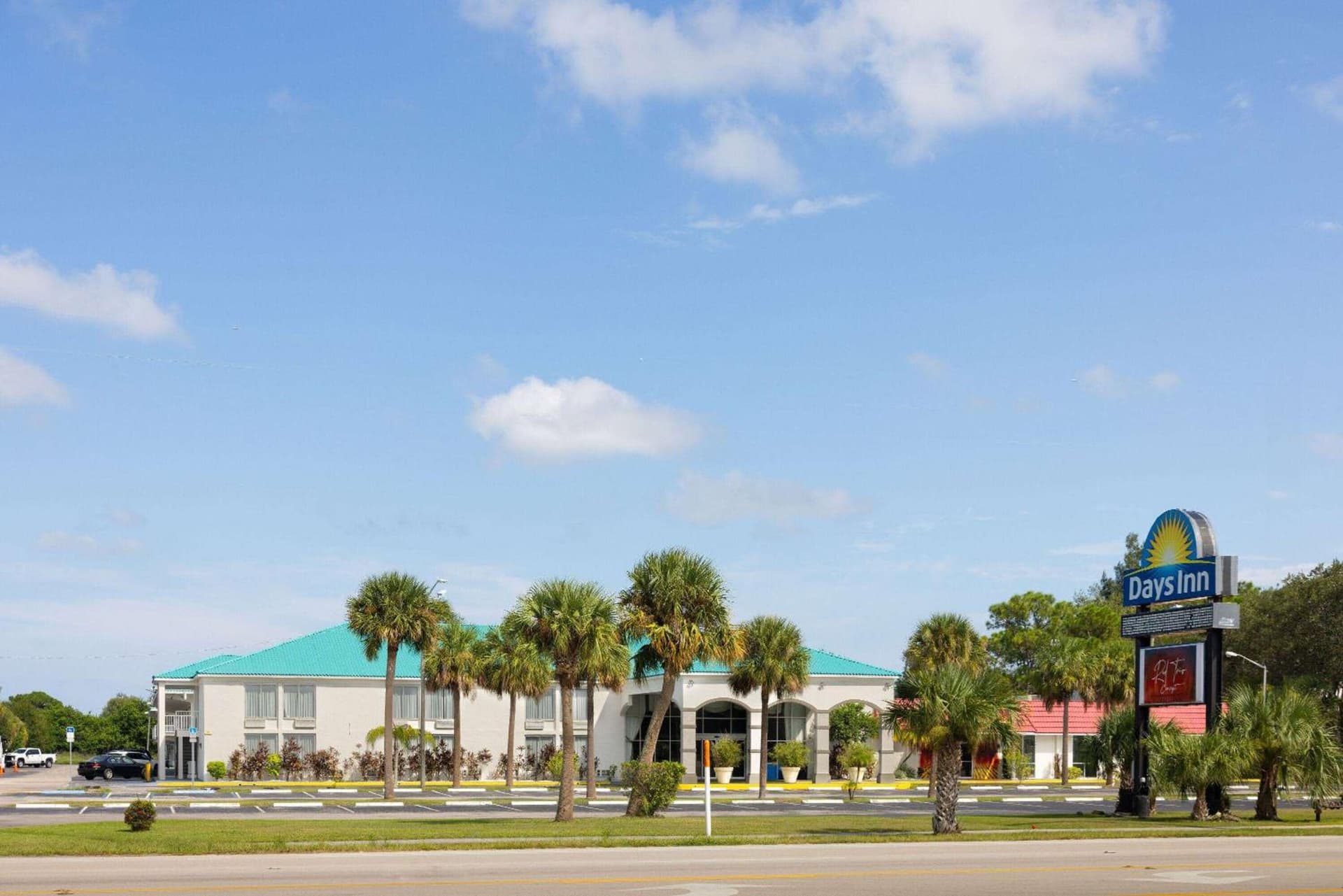 Days Inn & Suites by Wyndham Fort Pierce Midtown gallery photo in Fort Pierce, FL — image 30