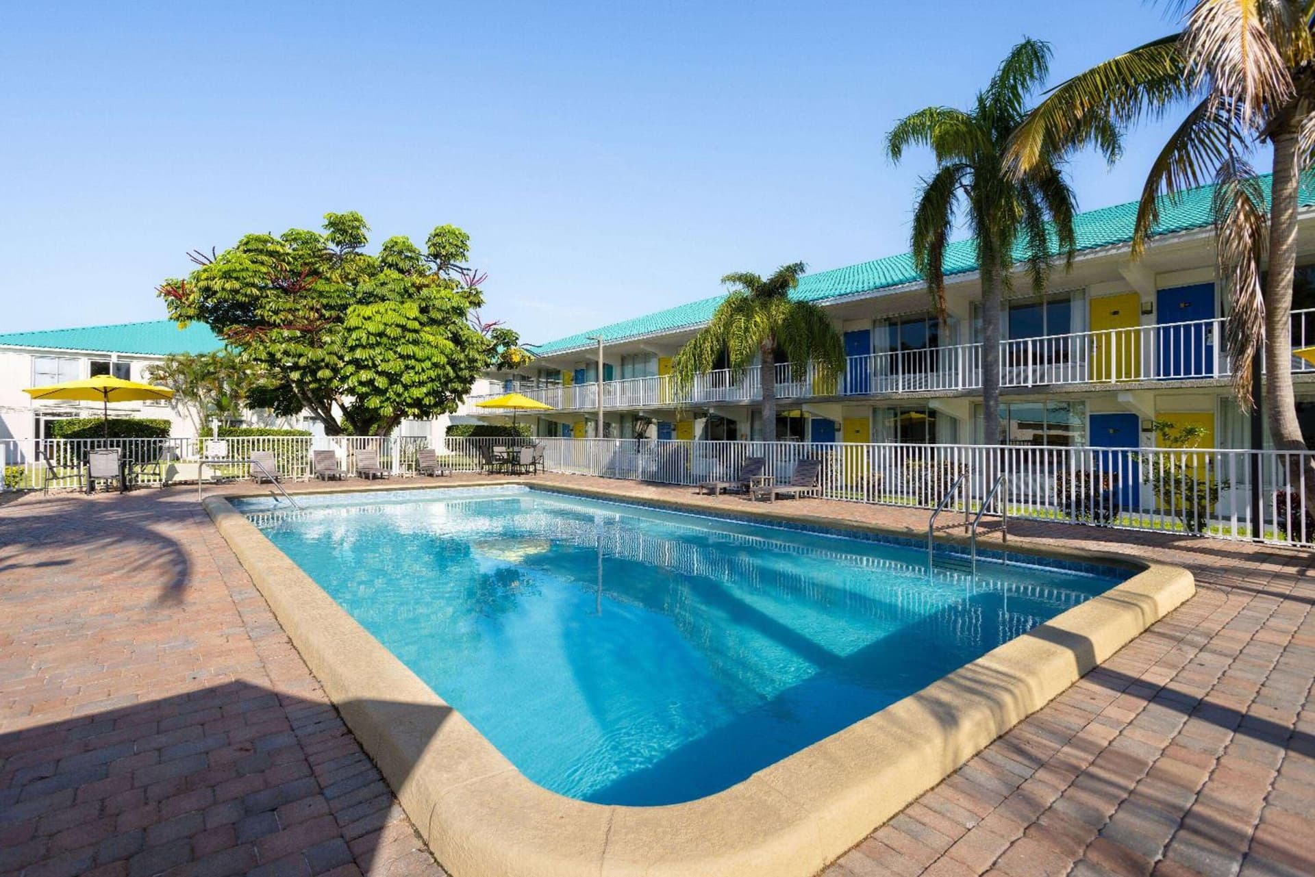 Days Inn & Suites by Wyndham Fort Pierce Midtown gallery photo in Fort Pierce, FL — image 58