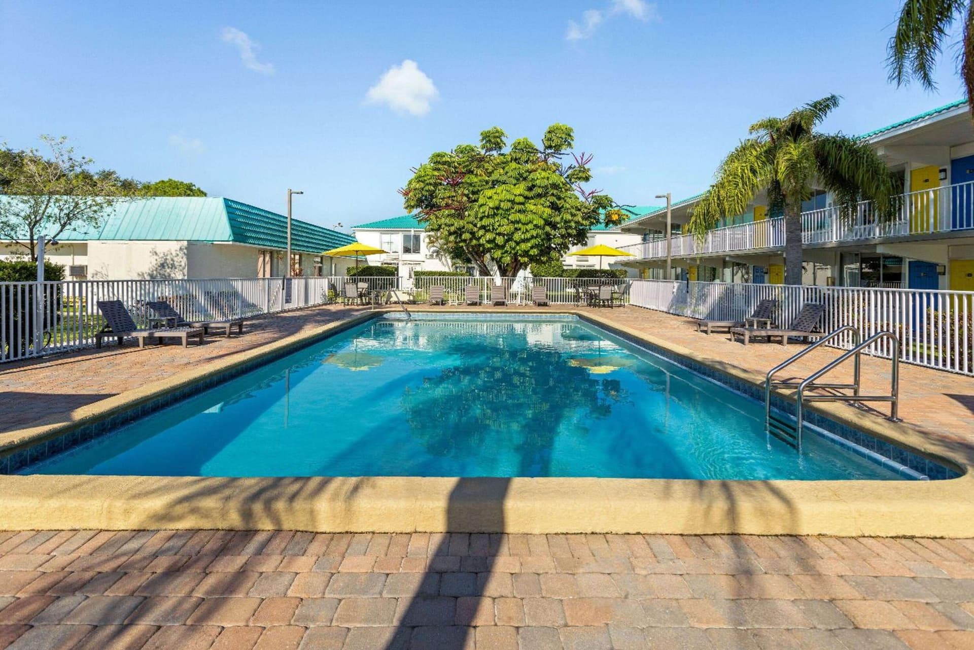 Days Inn & Suites by Wyndham Fort Pierce Midtown gallery photo in Fort Pierce, FL — image 33