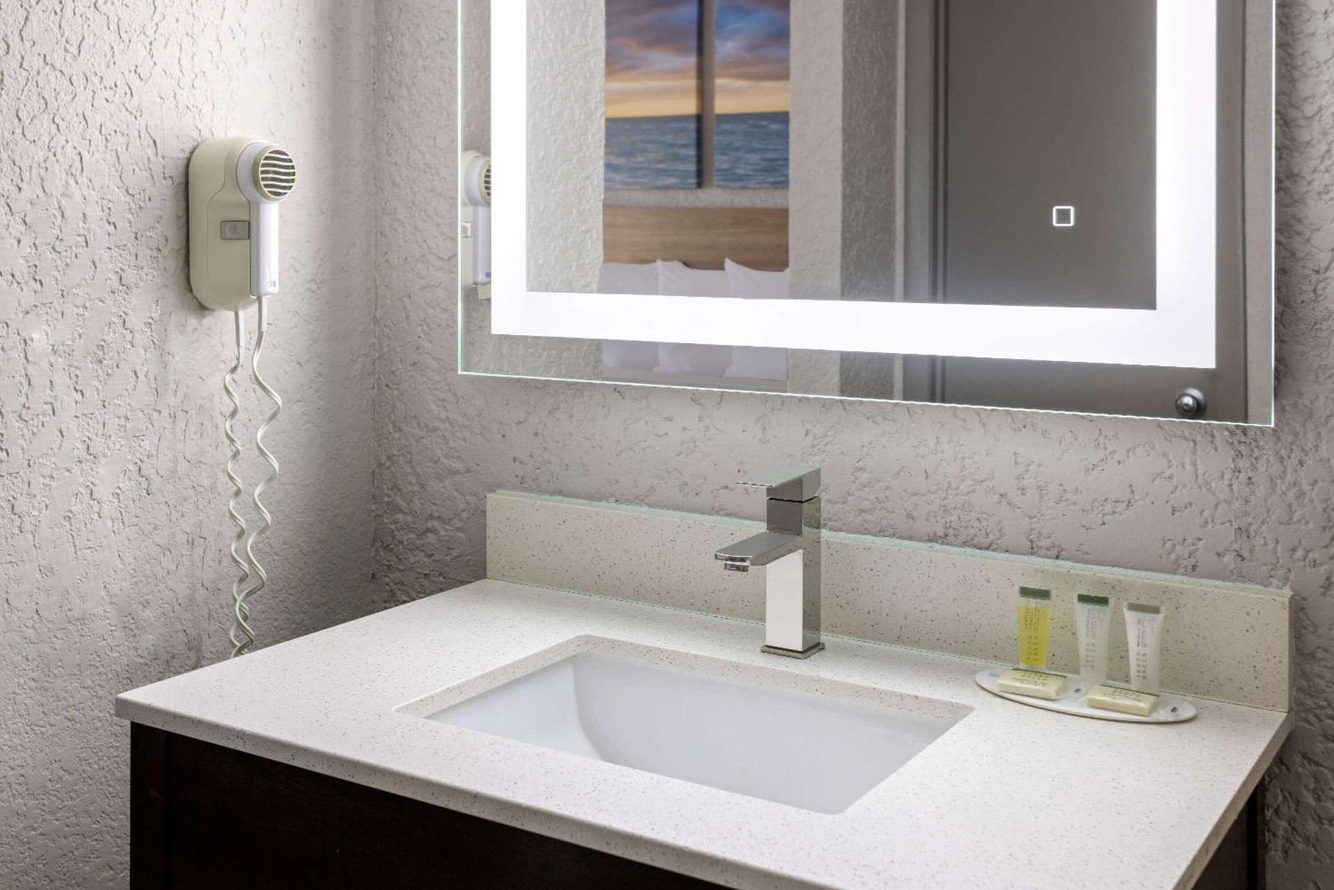 Days Inn & Suites by Wyndham Fort Pierce Midtown gallery photo in Fort Pierce, FL — image 62