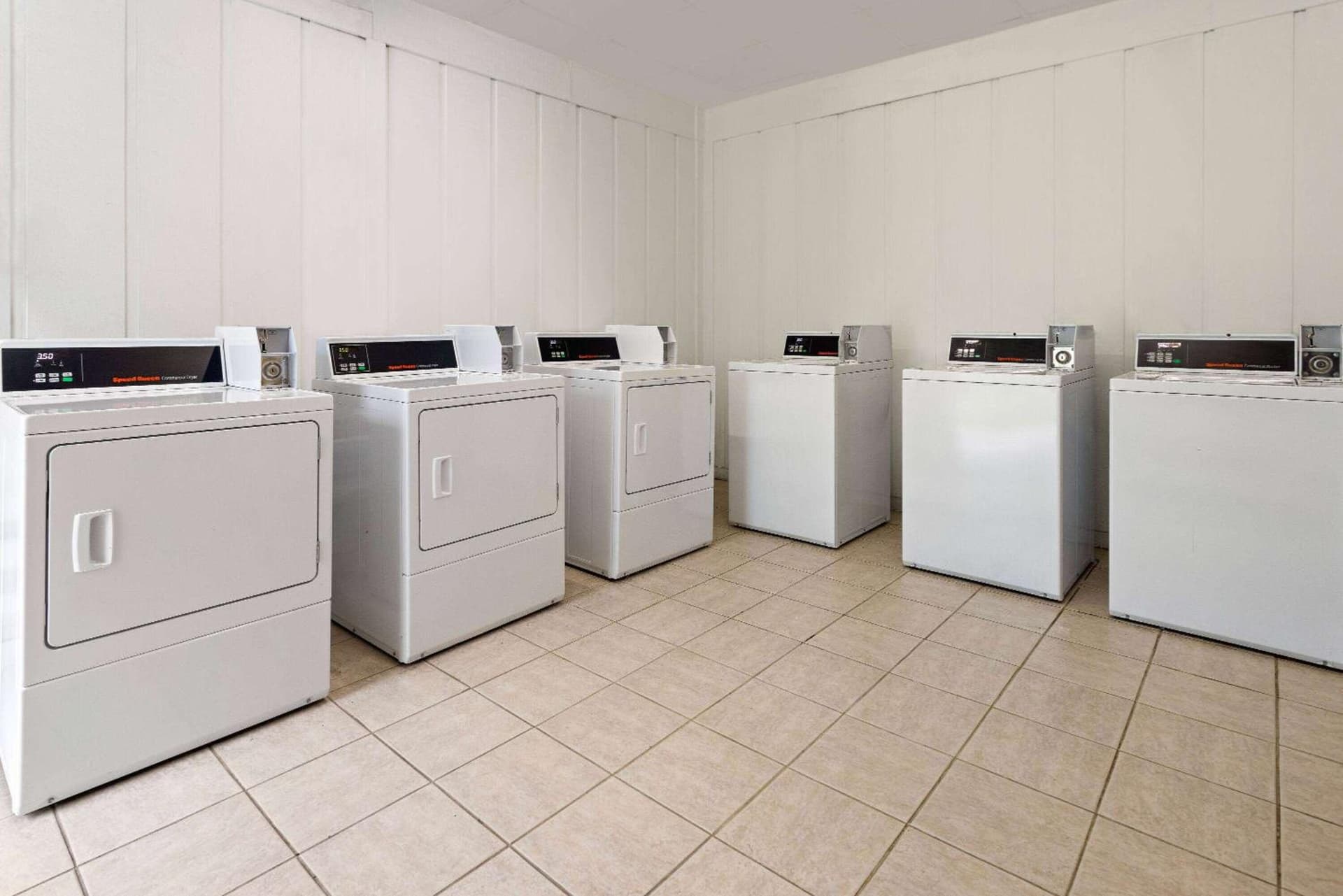 Days Inn & Suites by Wyndham Fort Pierce Midtown gallery photo in Fort Pierce, FL — image 54
