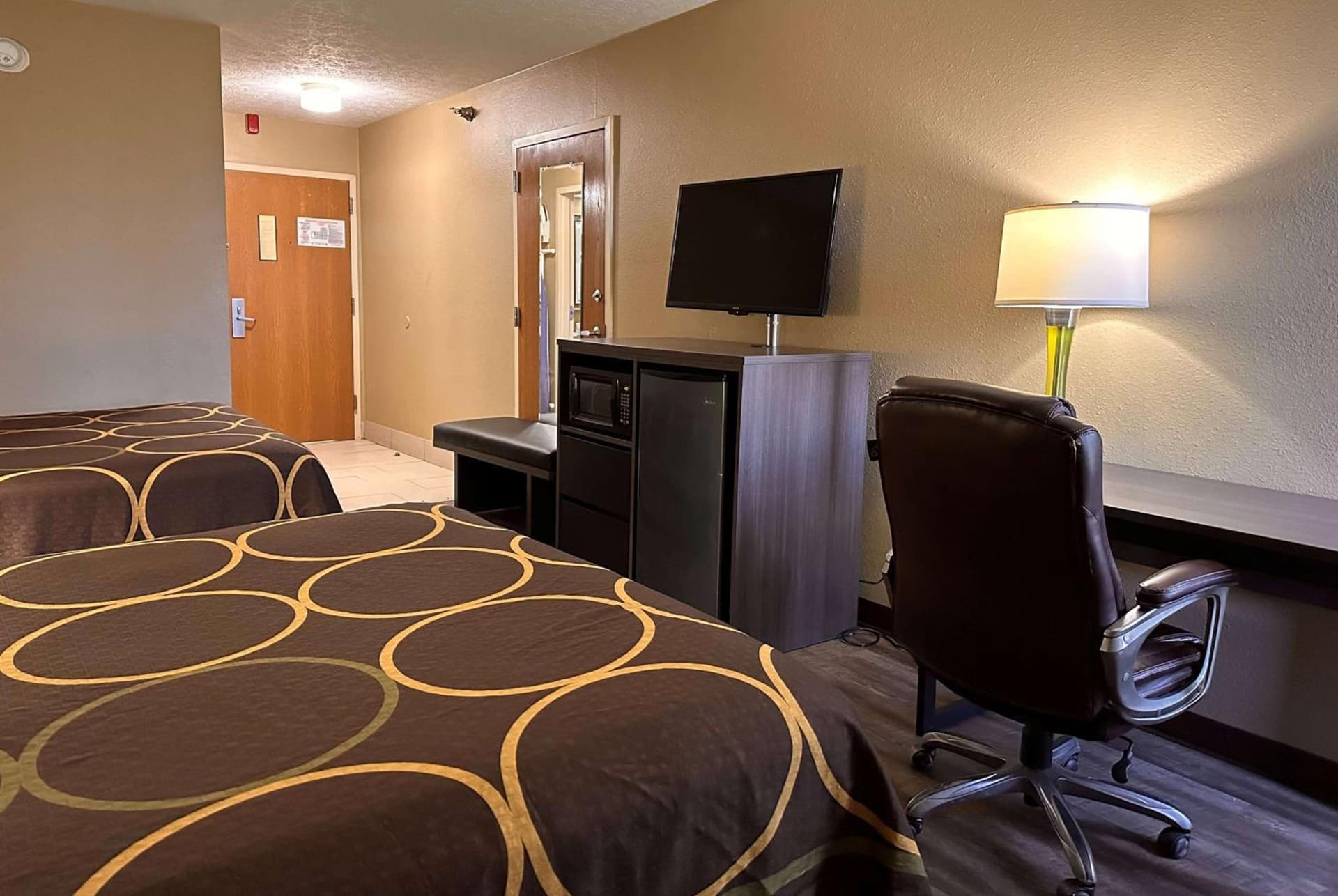 Super 8 by Wyndham Bellefontaine interior in Bellefontaine, OH — gallery photo 2