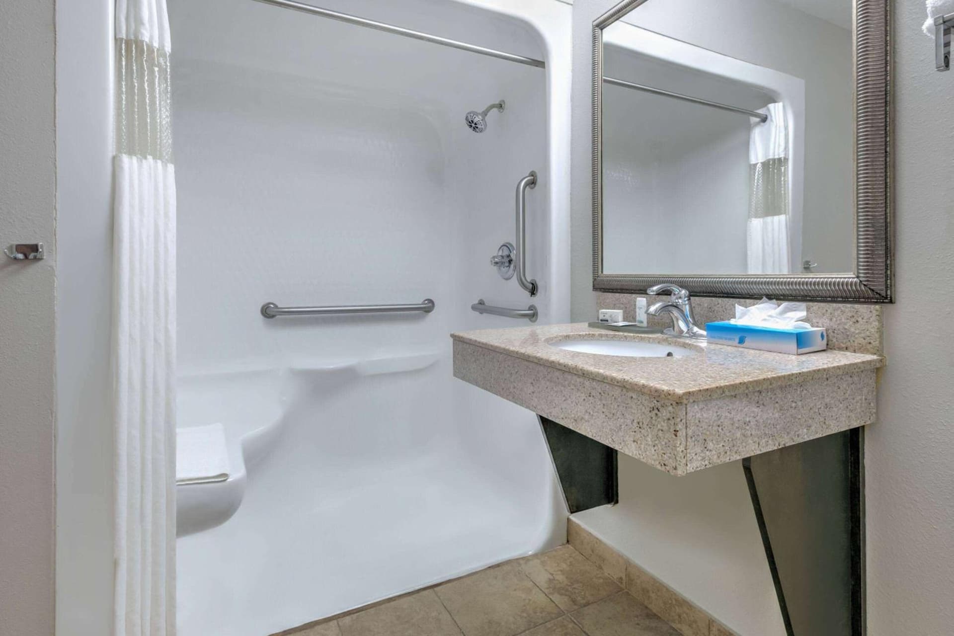 La Quinta by Wyndham Tulsa Airport / Expo Square gallery photo in Tulsa, OK — image 17