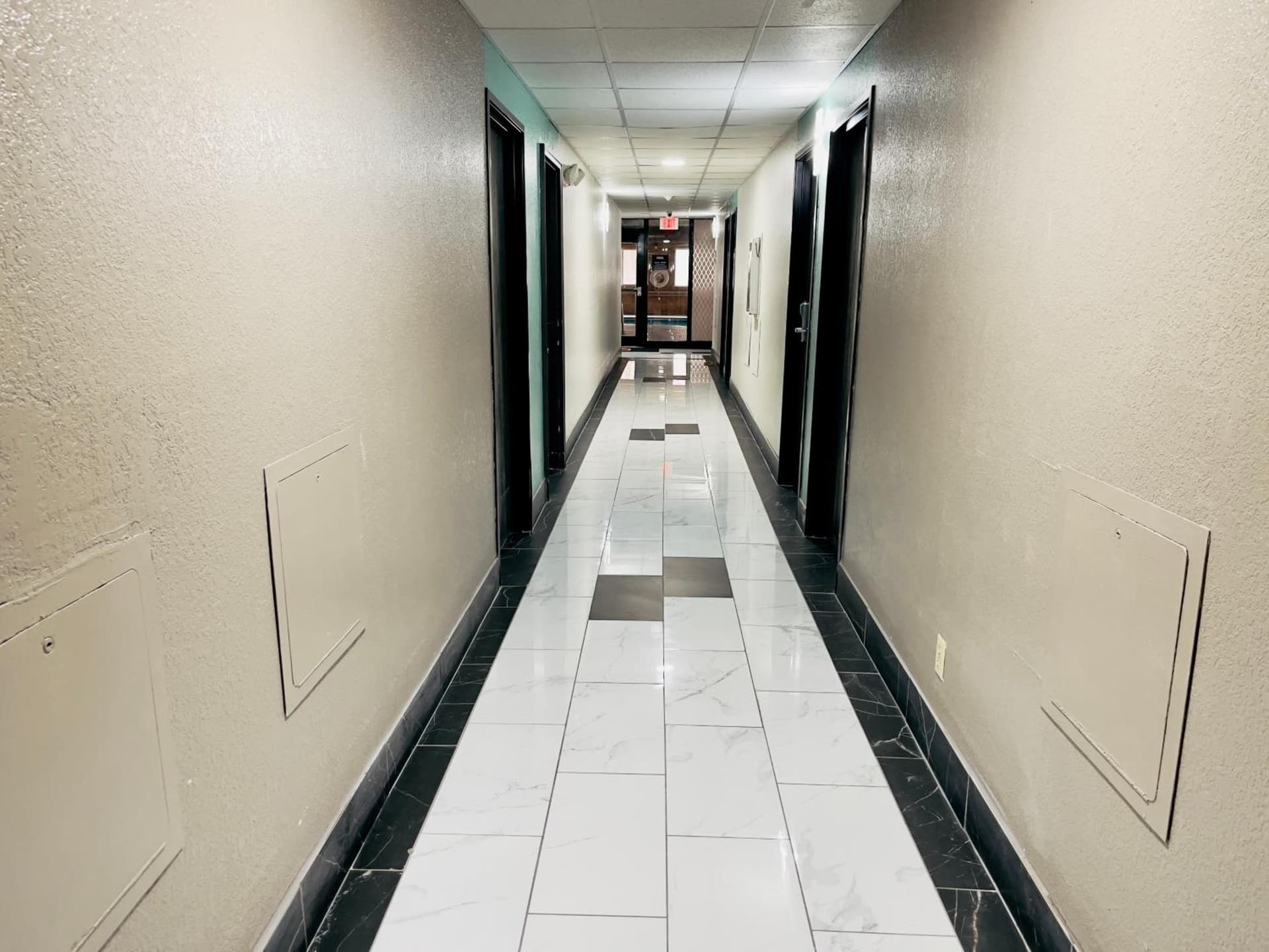 Super 8 by Wyndham Shakopee interior in Shakopee, MN — gallery photo 2