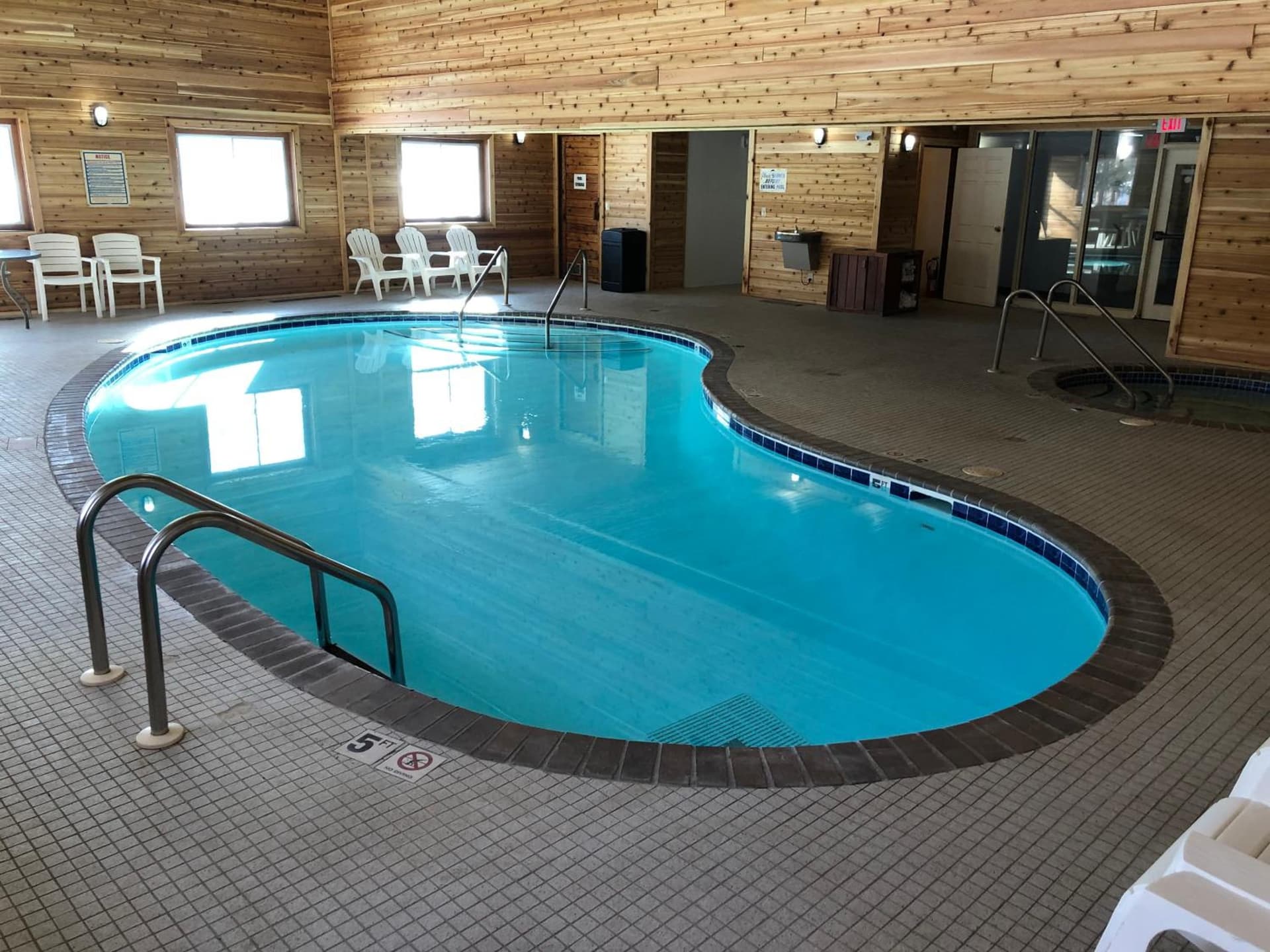 Super 8 by Wyndham Shakopee property views in Shakopee, MN — gallery photo 3