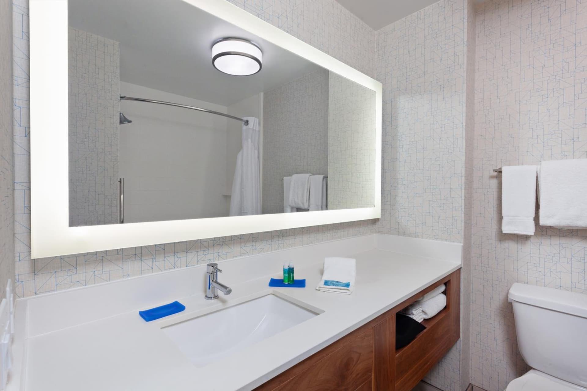 Holiday Inn Express Los Angeles LAX Airport by IHG interior in Los Angeles, CA — gallery photo 2