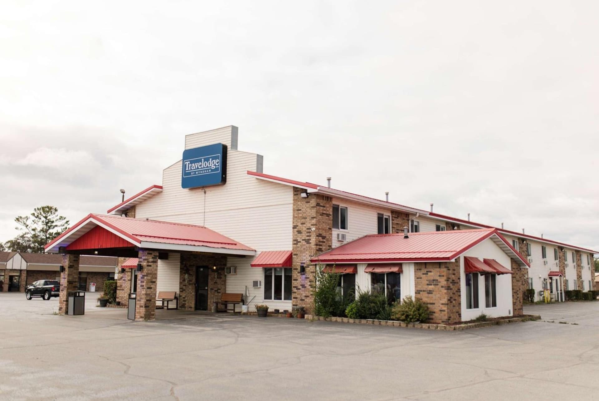 Travelodge by Wyndham Escanaba interior in Escanaba, MI — gallery photo 2