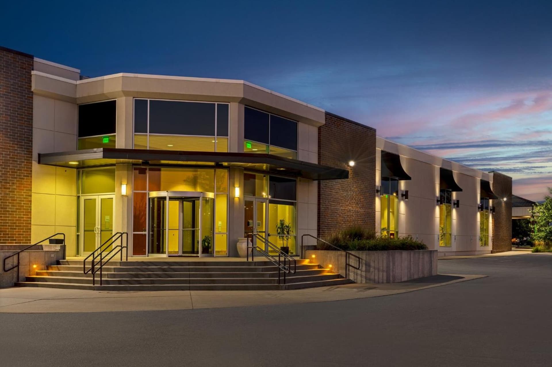 Holiday Inn Des Moines-Airport Conf Center by IHG featured exterior or lobby in Des Moines, IA — similar hotel