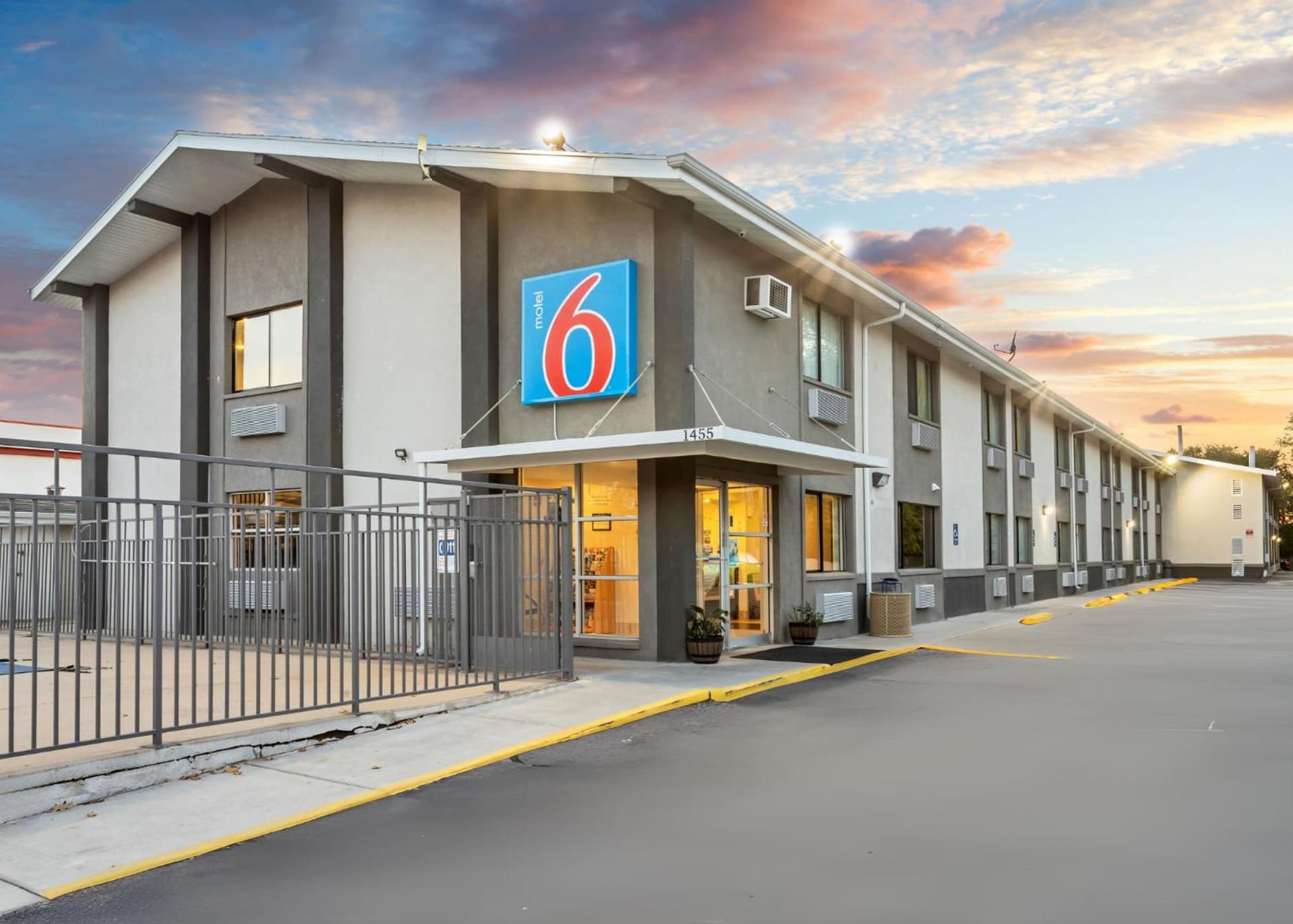 Motel 6 Ogden, UT- Downtown interior in Ogden, UT — gallery photo 2
