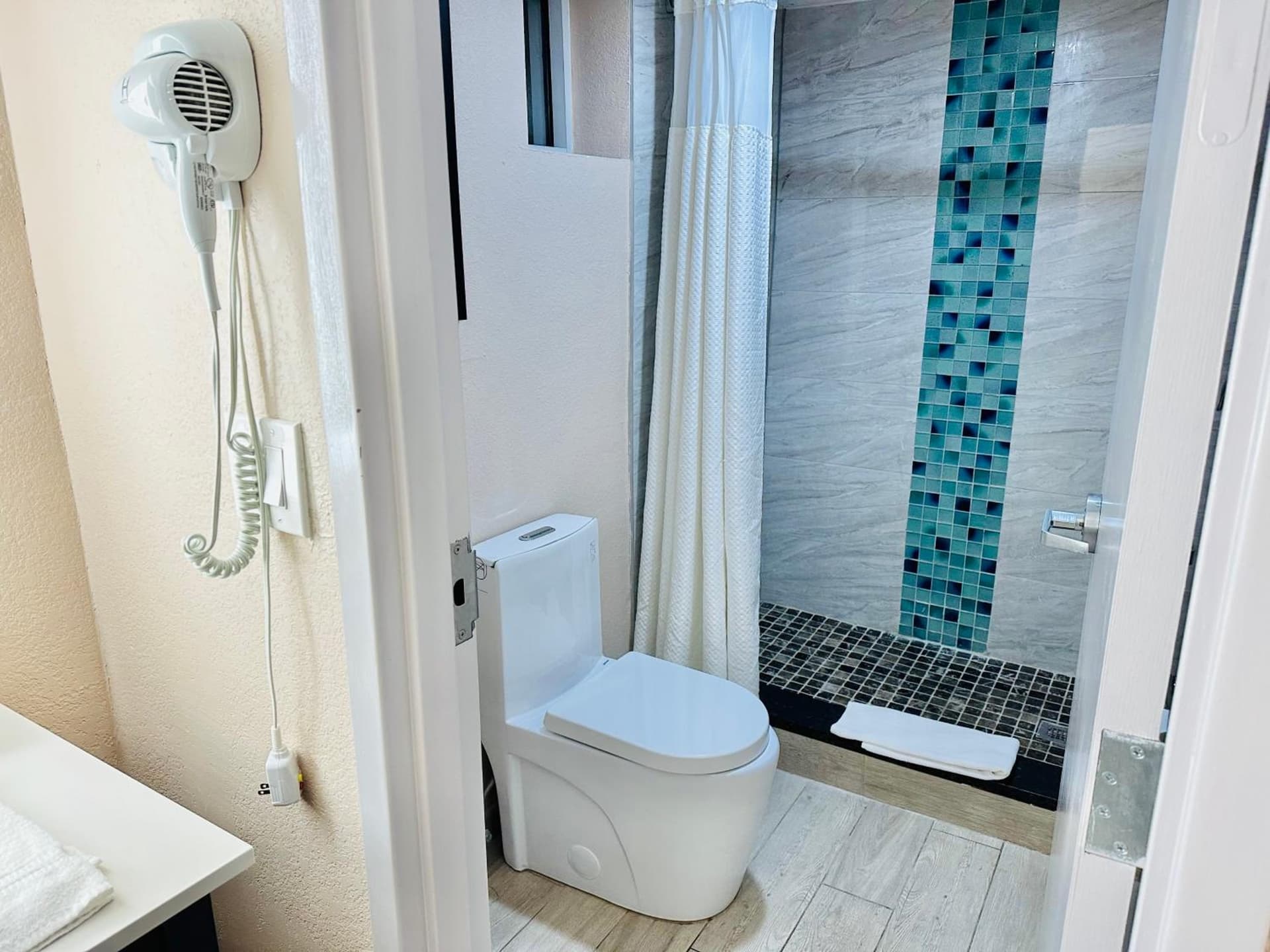Tropical Inn & Suites gallery photo in Clearwater, FL — image 7