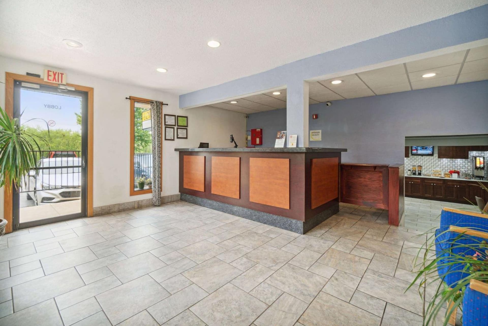 Super 8 by Wyndham Kenosha/Pleasant Prairie interior in Pleasant Prairie, WI — gallery photo 2