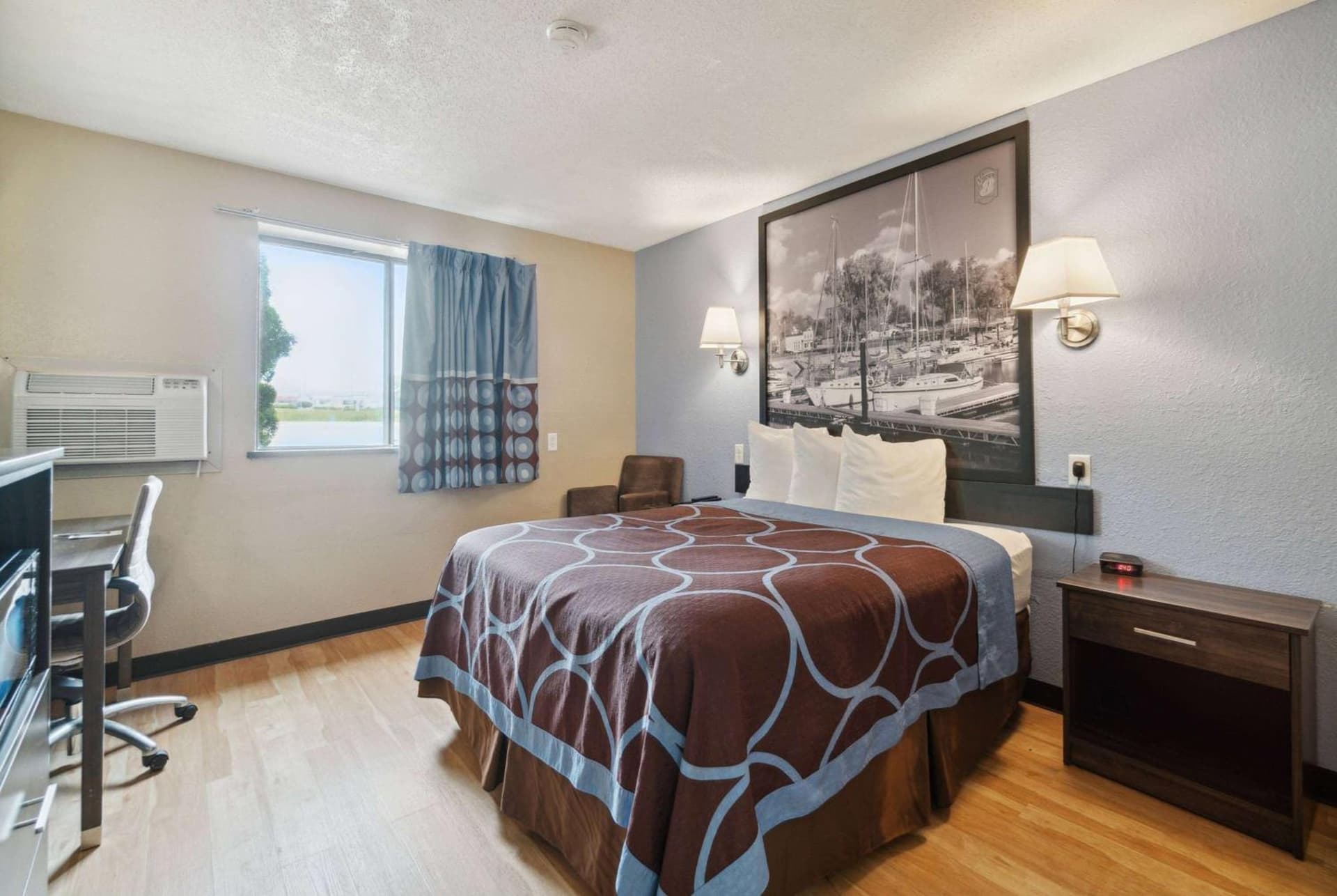 Super 8 by Wyndham Kenosha/Pleasant Prairie property views in Pleasant Prairie, WI — gallery photo 3