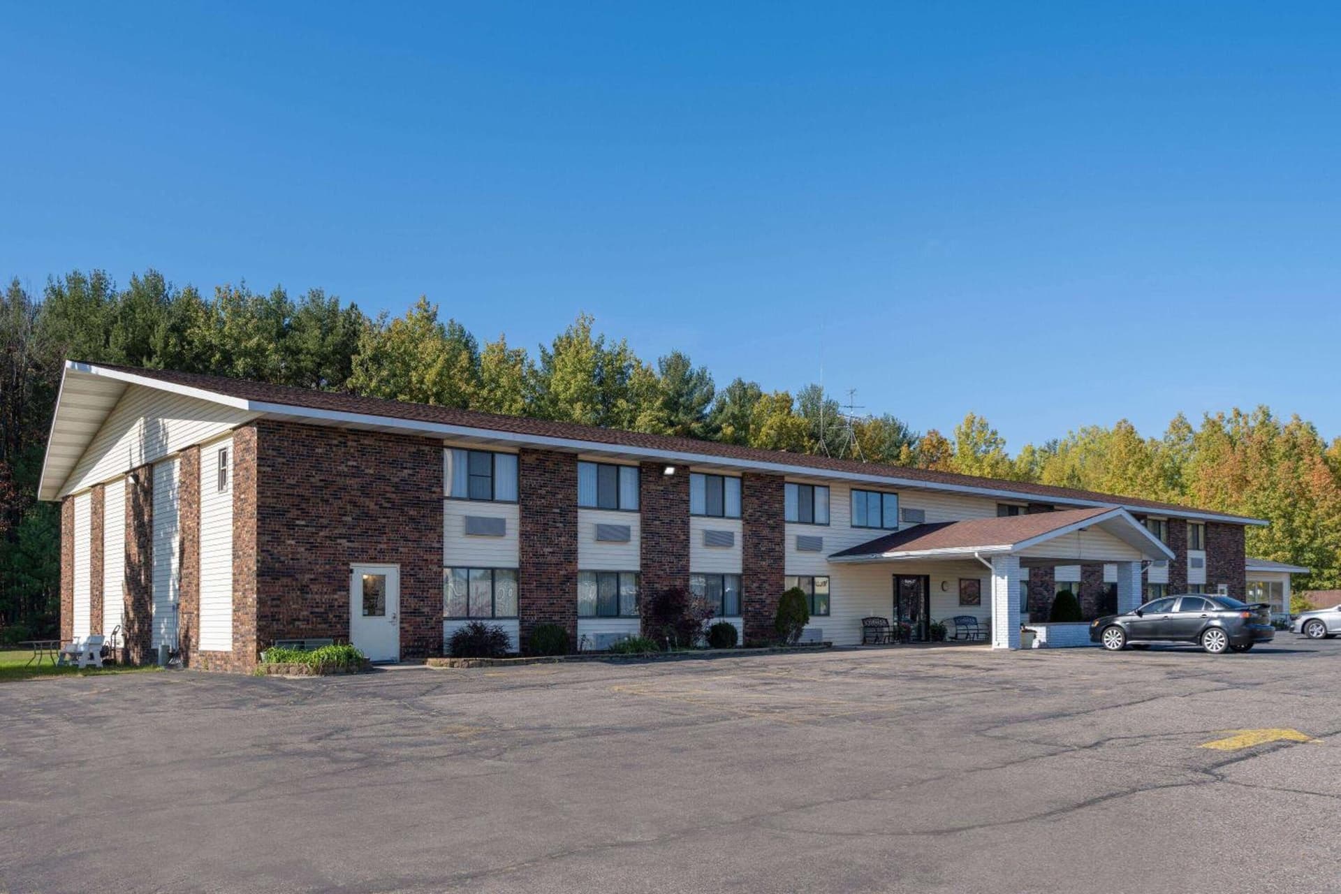 Travelodge by Wyndham Merrill interior in Merrill, WI — gallery photo 2