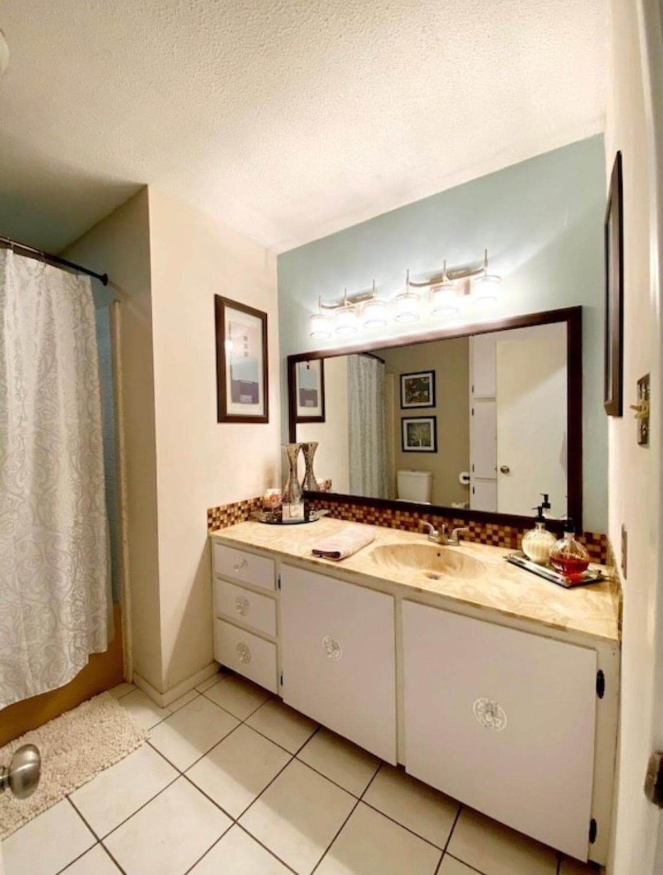 Nice and peaceful bedroom interior in Wake Village, TX — gallery photo 2