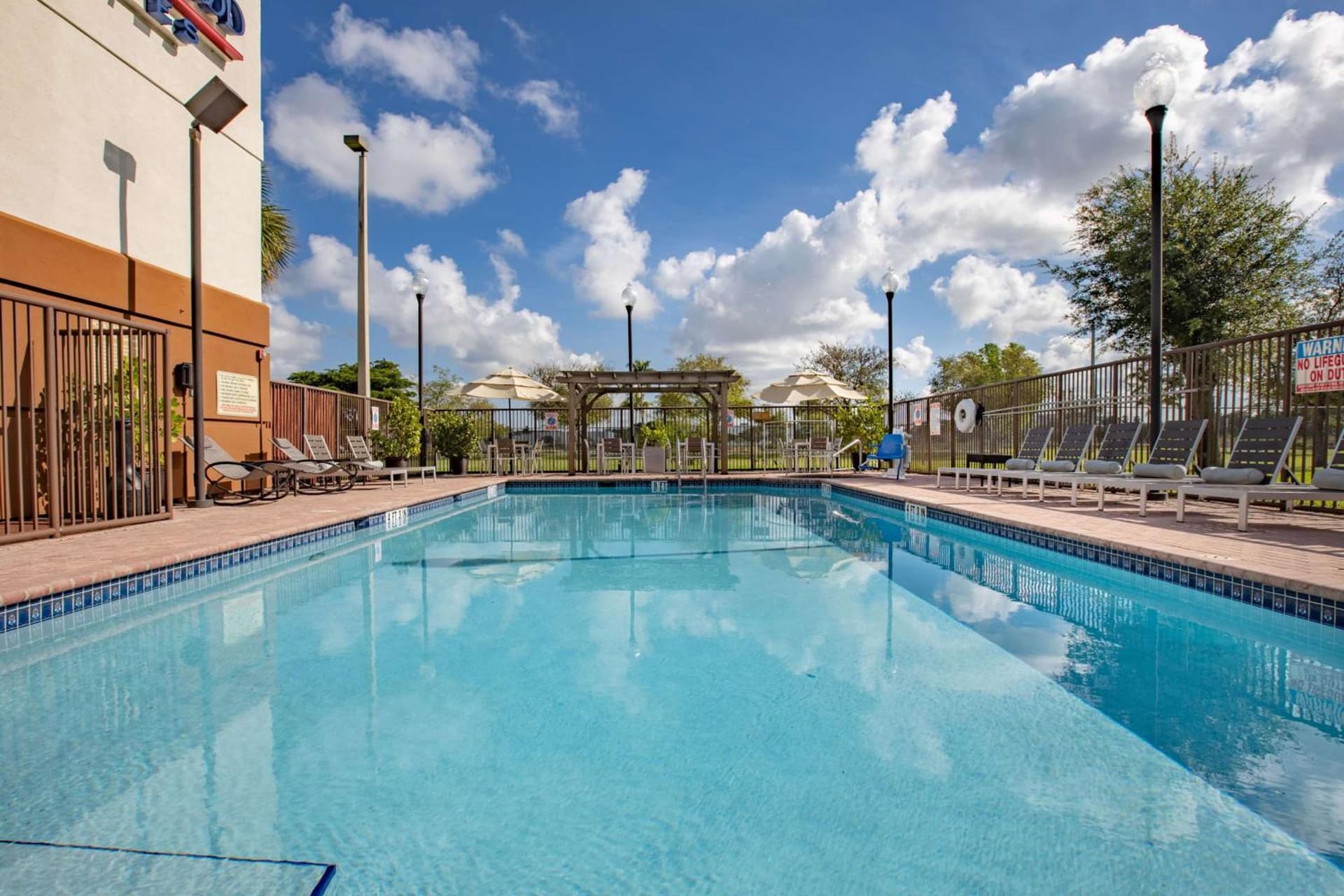Sonesta Simply Suites Miami Airport Doral interior in Miami, FL — gallery photo 2