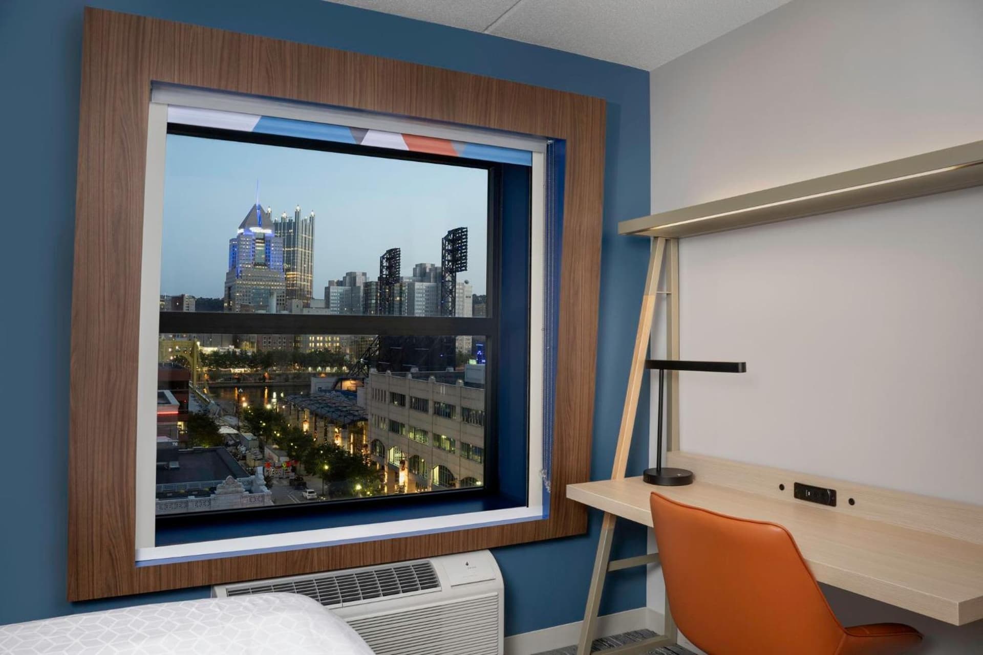 Holiday Inn Express & Suites Pittsburgh North Shore by IHG gallery photo in Pittsburgh, PA — image 7