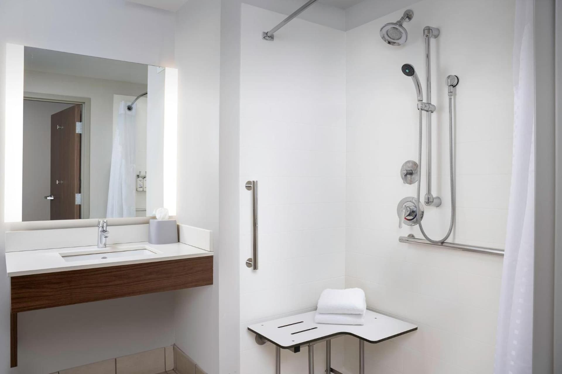 Holiday Inn Express & Suites Pittsburgh North Shore by IHG gallery photo in Pittsburgh, PA — image 61