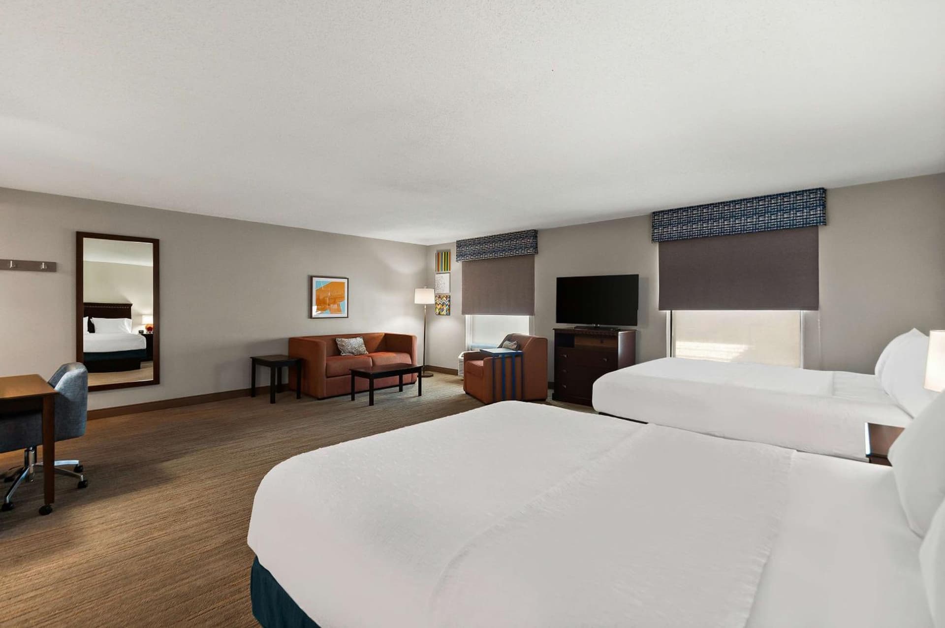 Hampton Inn & Suites Fort Belvoir Alexandria South interior in Alexandria, VA — gallery photo 2