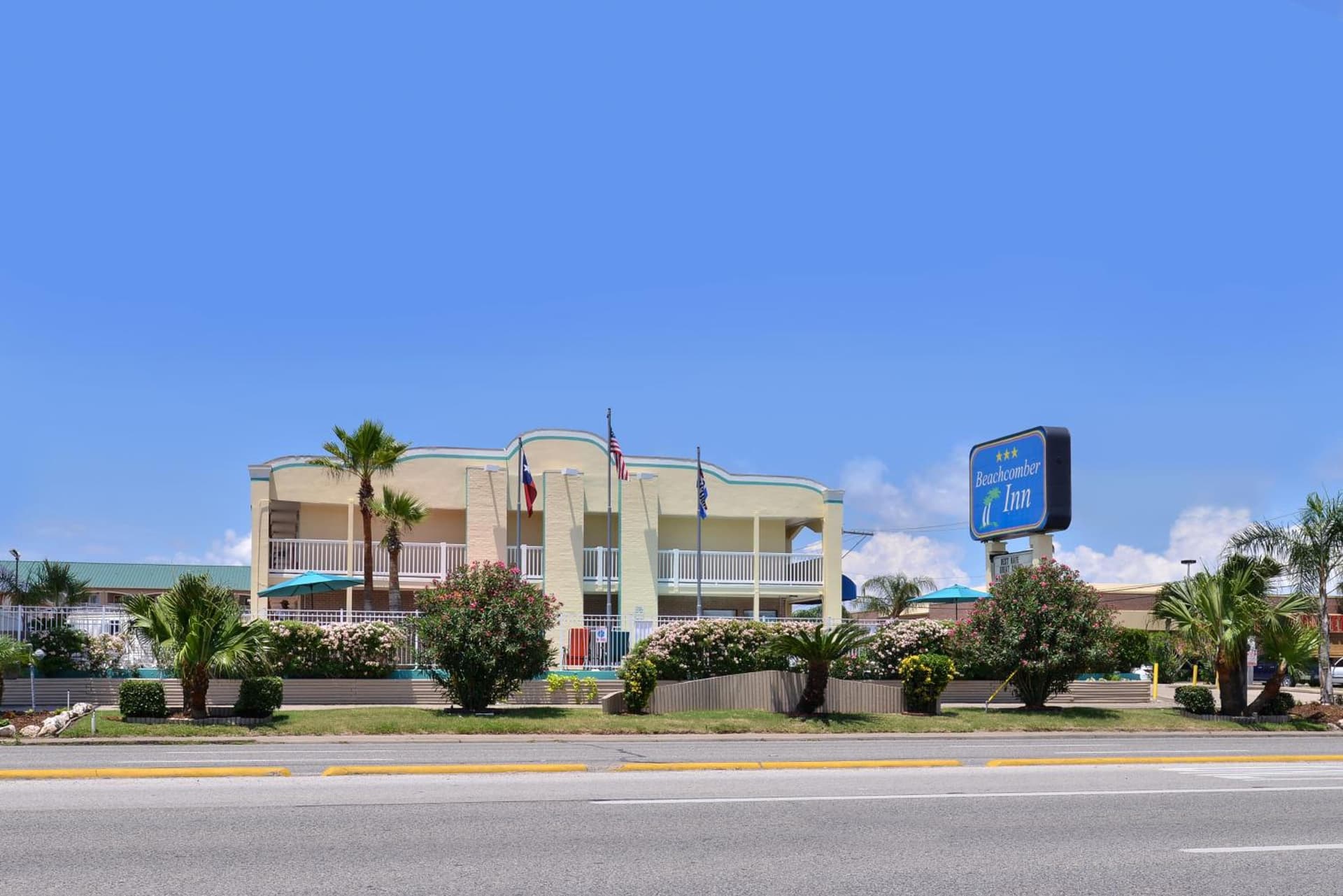 Motel 6 Classic Galveston, TX Beach-Seawall featured exterior or lobby in Galveston, TX — similar hotel
