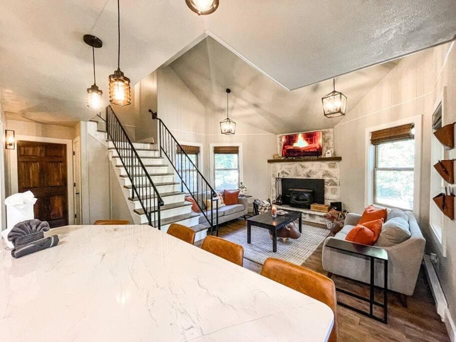 NEW Remodeled Cozy Mountain Getaway interior in Breckenridge, CO — gallery photo 2