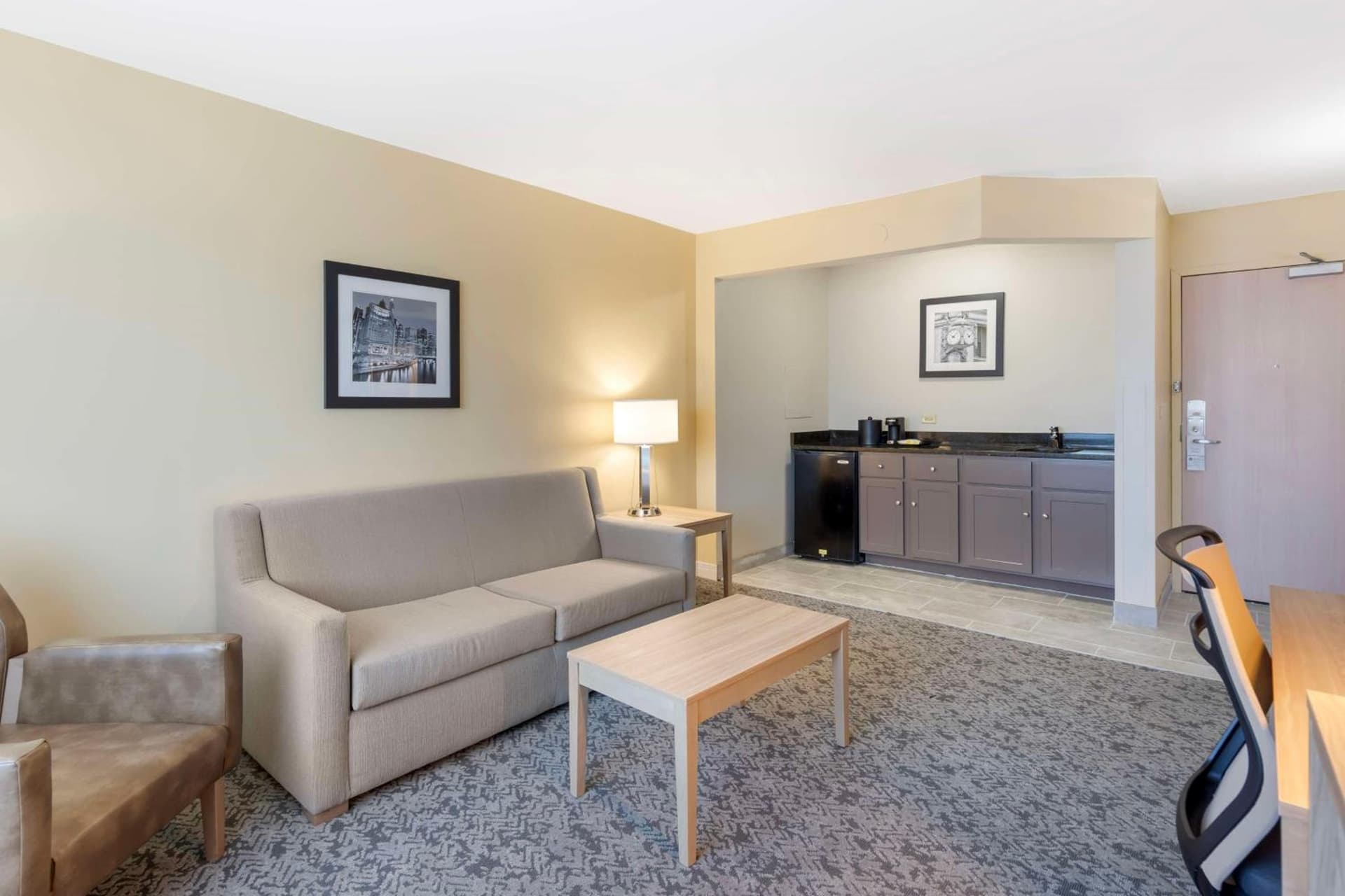 Best Western Glenview - Chicagoland Inn and Suites interior in Glenview, IL — gallery photo 2