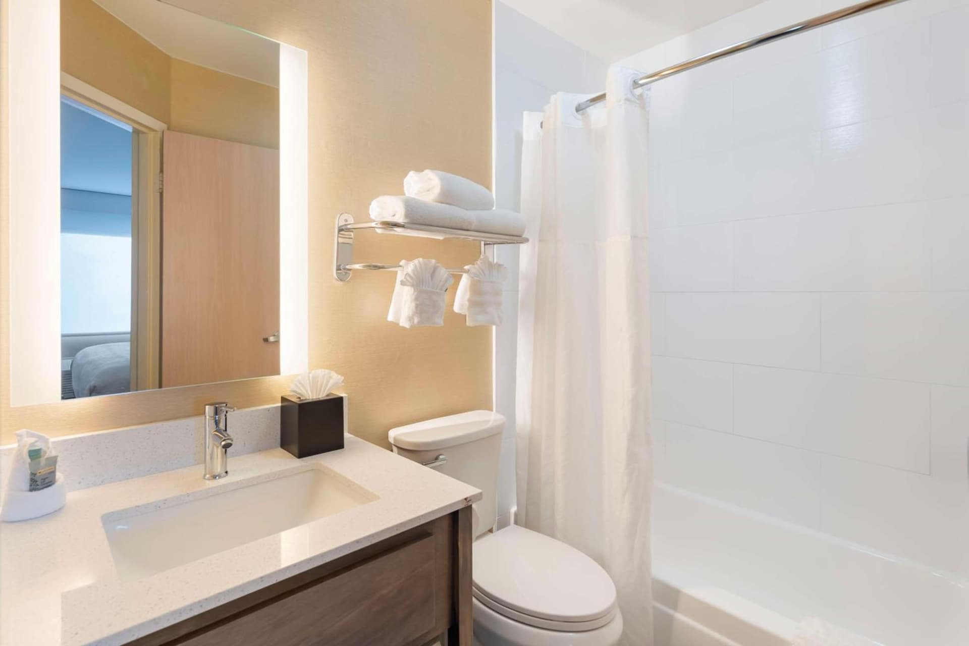 Best Western Glenview - Chicagoland Inn and Suites property views in Glenview, IL — gallery photo 3