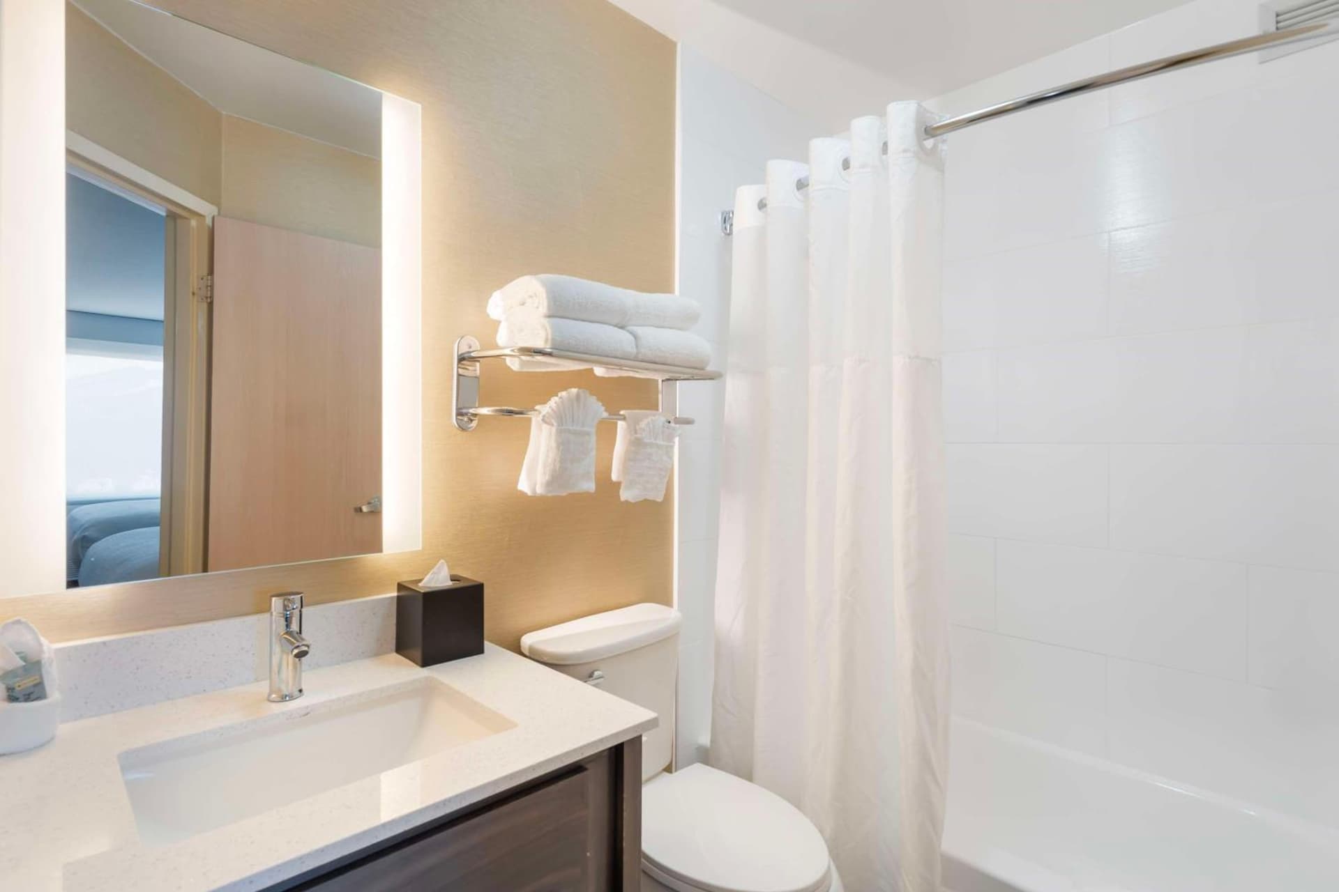 Best Western Glenview - Chicagoland Inn and Suites interior in Glenview, IL — gallery photo 2