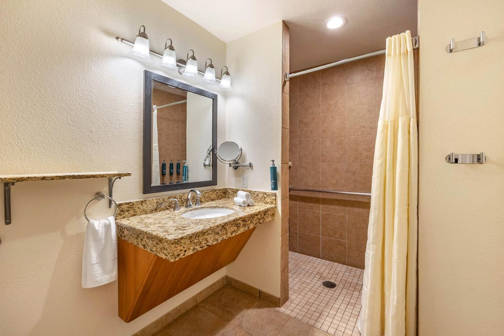 Hilton Vacation Club Desert Retreat Las Vegas interior in Las Vegas, NV — gallery photo 2