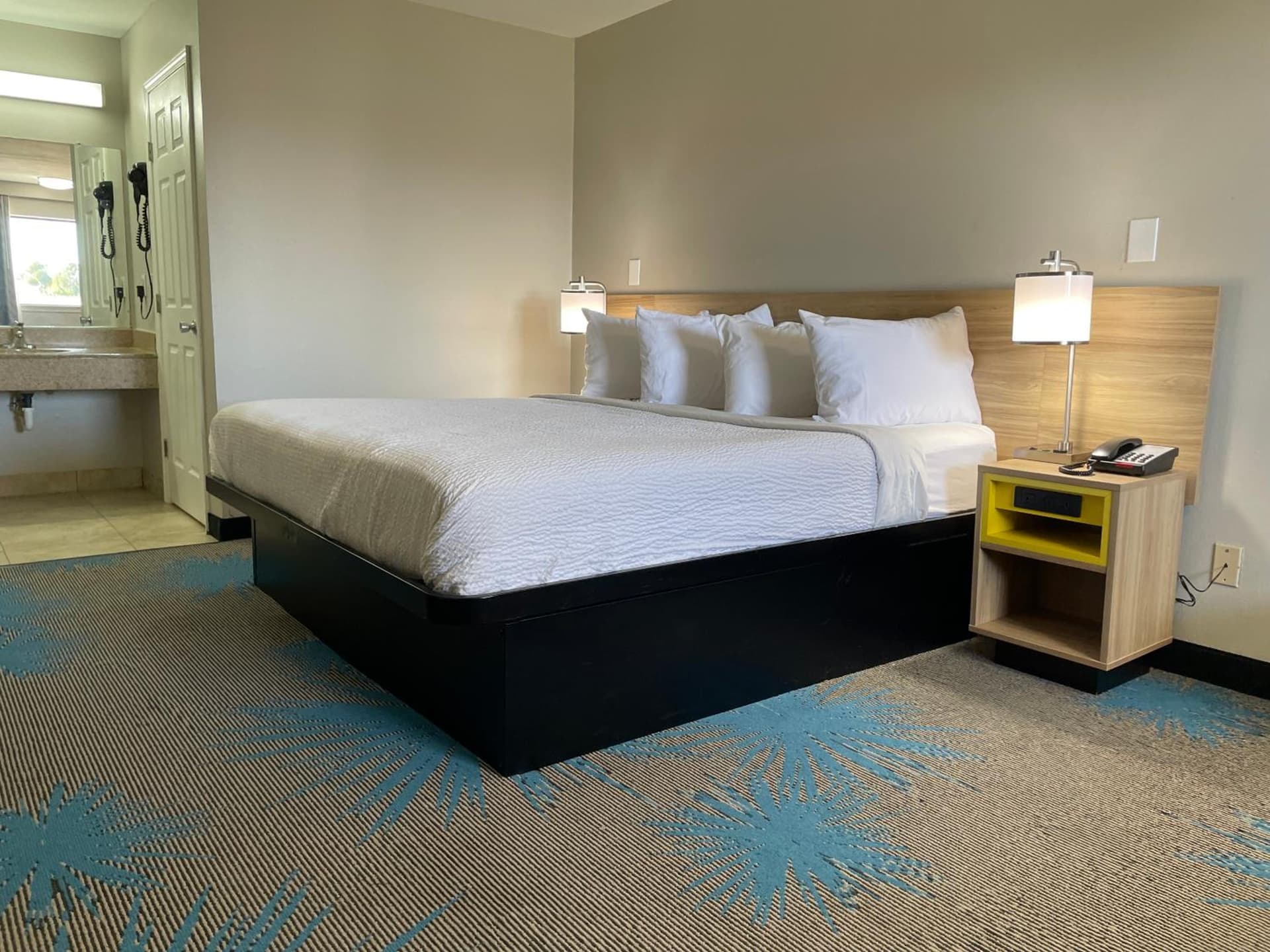 Days Inn by Wyndham Temple interior in Temple, TX — gallery photo 2