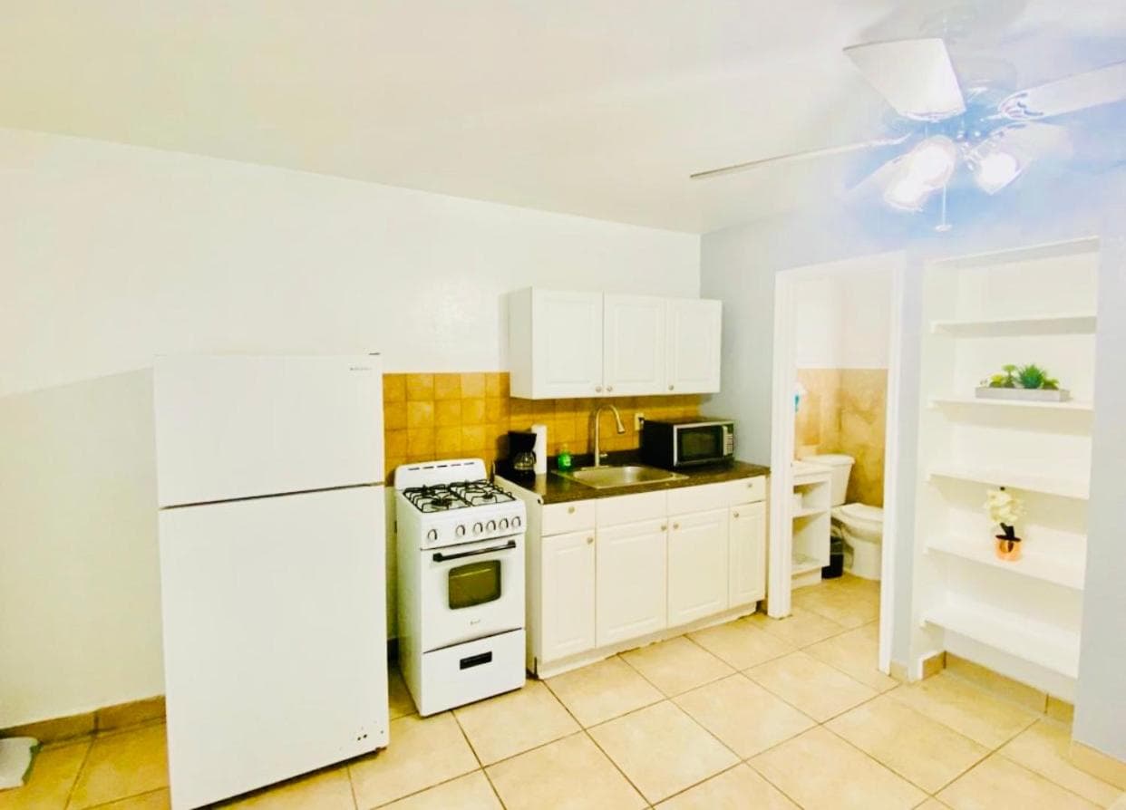Hallandale Beach Motel with Free Parking and Full Kitchen ! No extra fees! Accepting CASH! property views in Hallandale Beach, FL — gallery photo 3