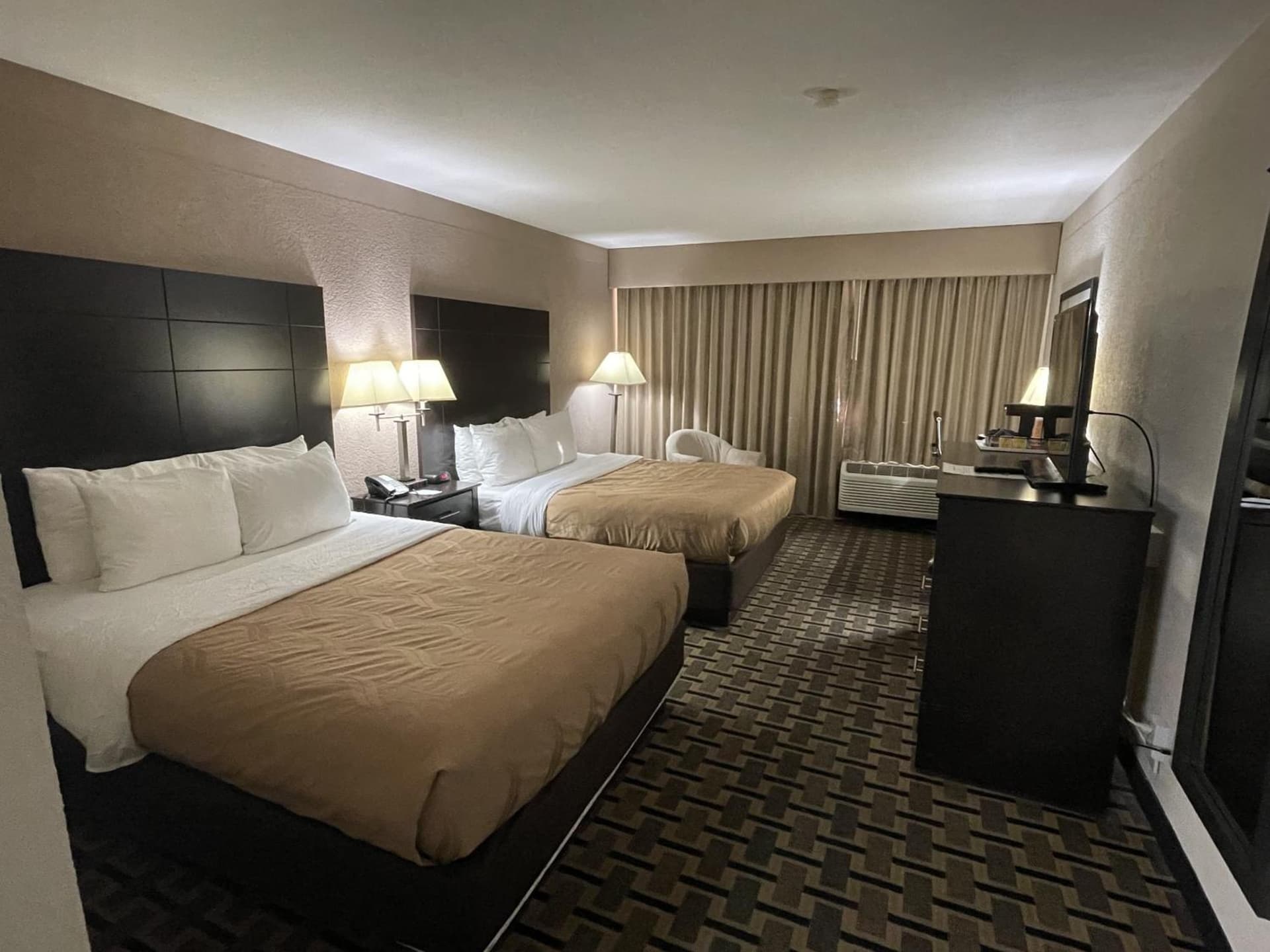 Quality Inn & Suites Cincinnati Downtown Area interior in Cincinnati, OH — gallery photo 2