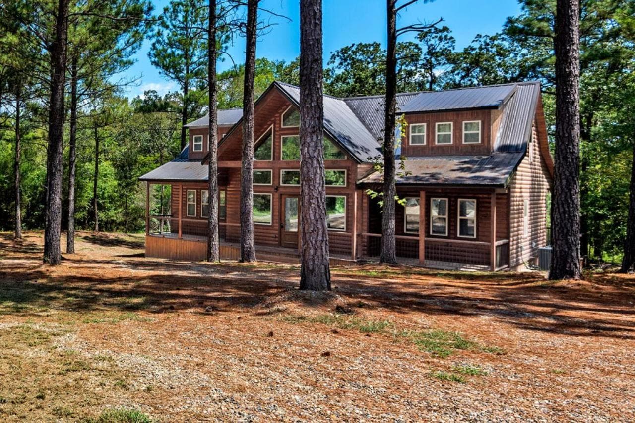 Lazy Daze Lodge - Close to activities and attractions!! featured exterior or lobby in Hochatown, OK — similar hotel