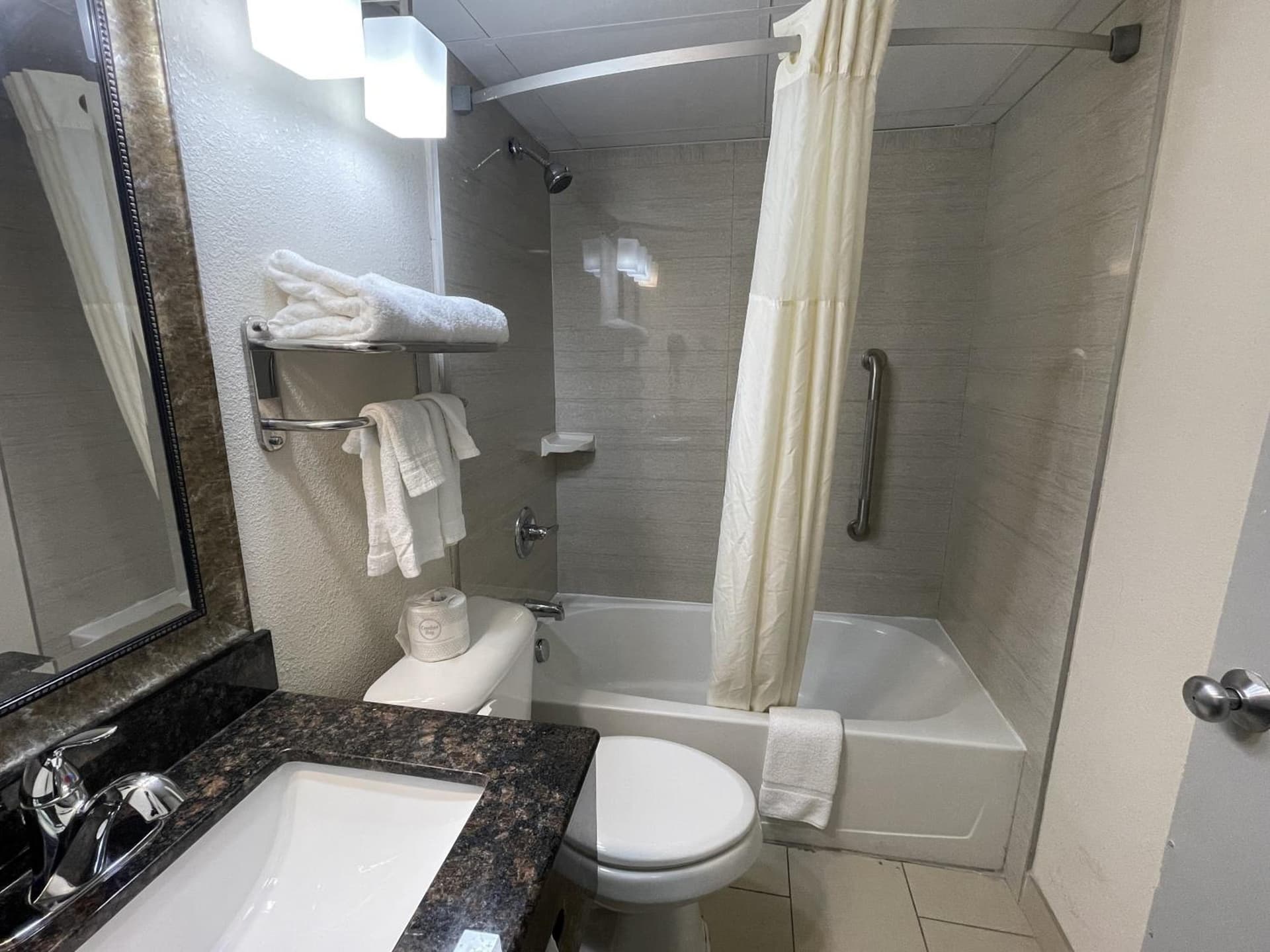 Quality Inn & Suites Cincinnati Downtown Area gallery photo in Cincinnati, OH — image 15