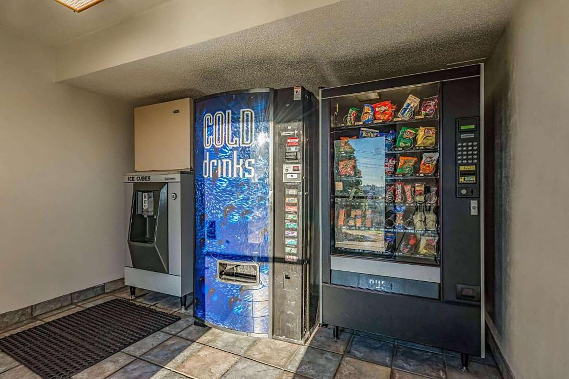 Days Inn by Wyndham Cincinnati I-71 interior in Cincinnati, OH — gallery photo 2