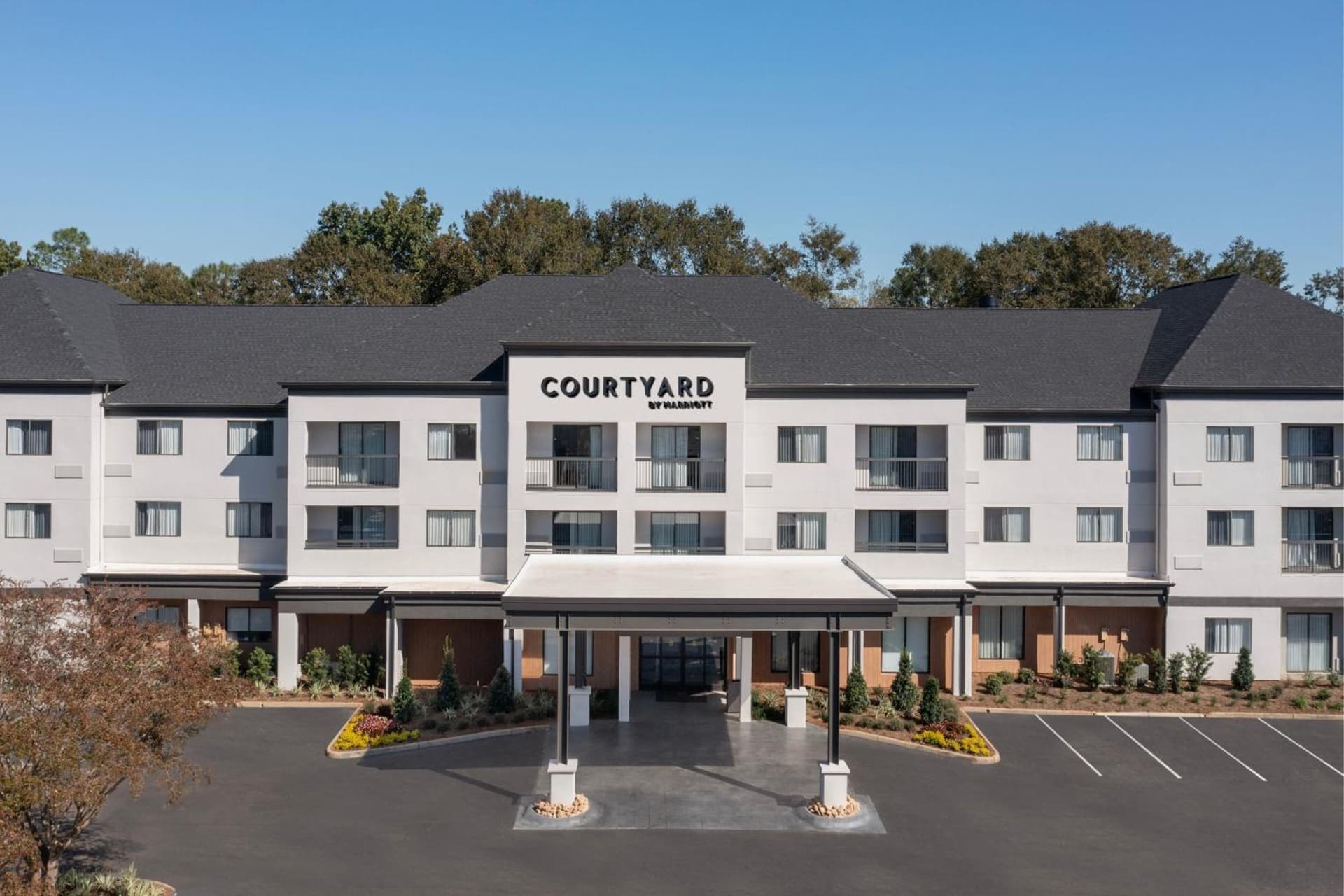 Courtyard by Marriott Dothan interior in Dothan, AL — gallery photo 2