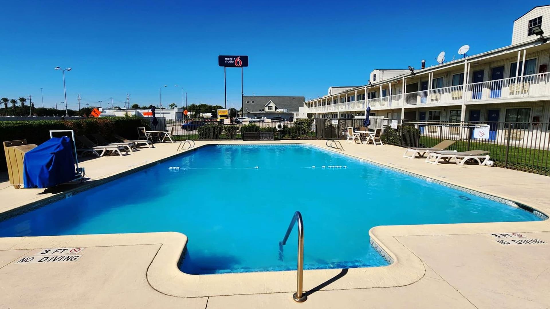 Motel 6-Webster, TX - Houston - Nasa Lake interior in Webster, TX — gallery photo 2