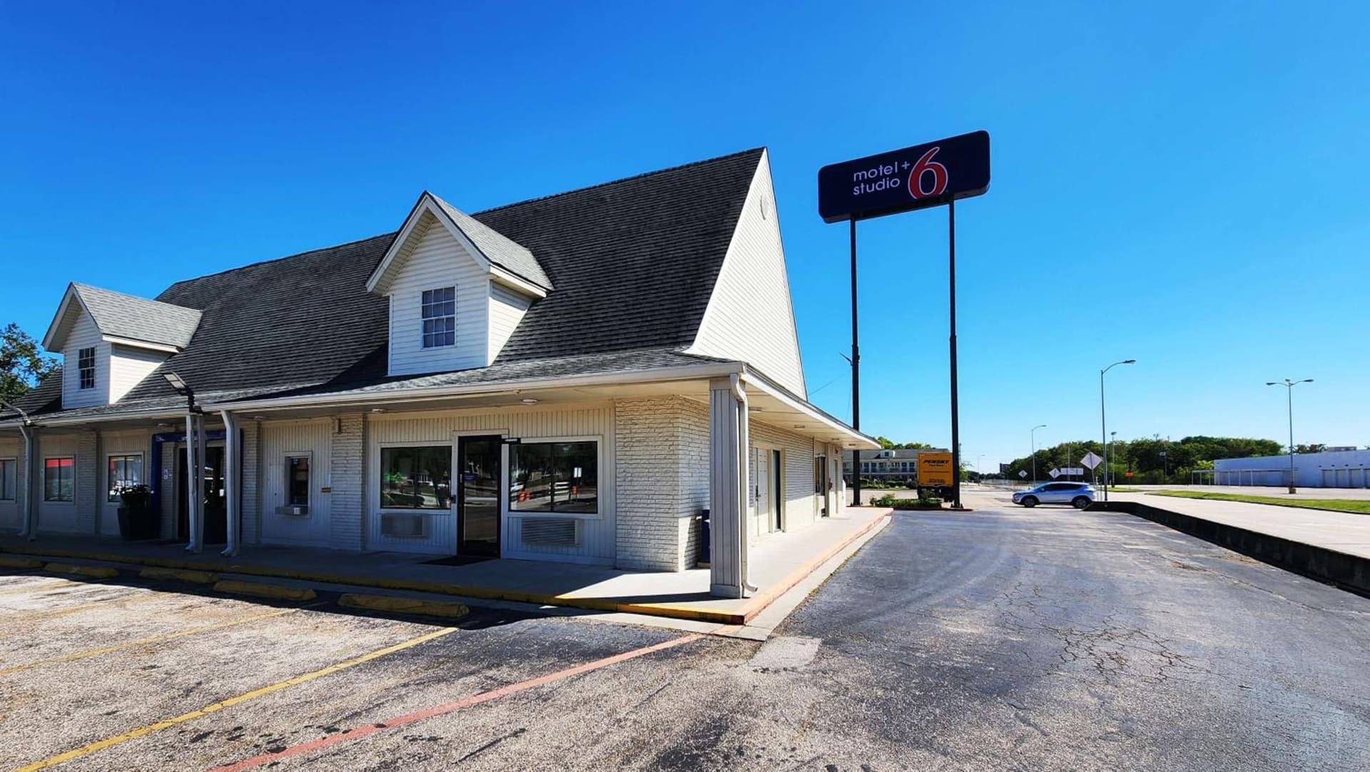 Motel 6-Webster, TX - Houston - Nasa Lake featured exterior or lobby in Webster, TX — similar hotel