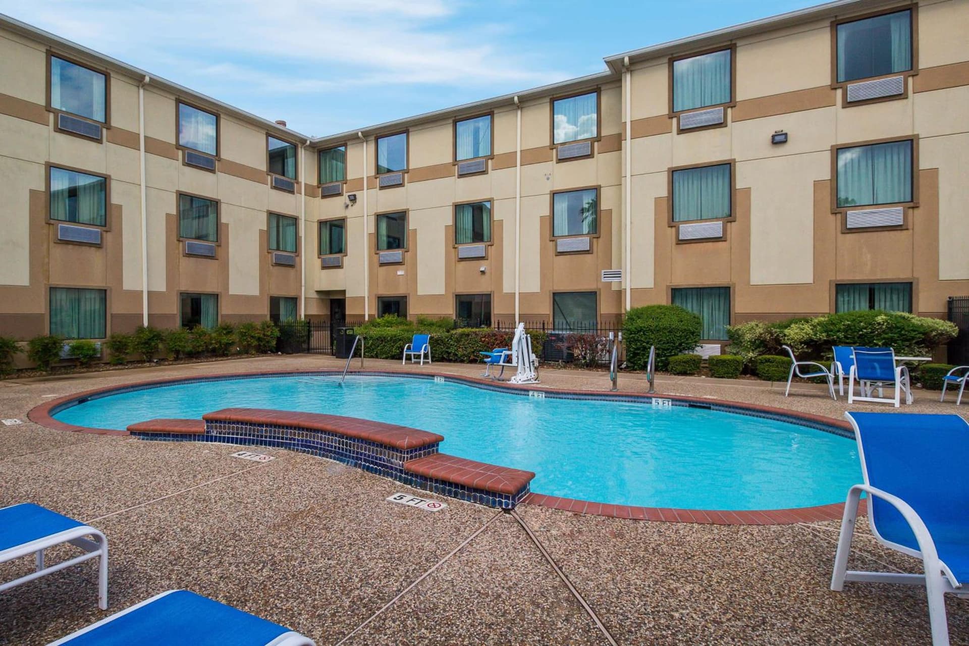 Best Western Galleria Inn & Suites interior in Houston, TX — gallery photo 2