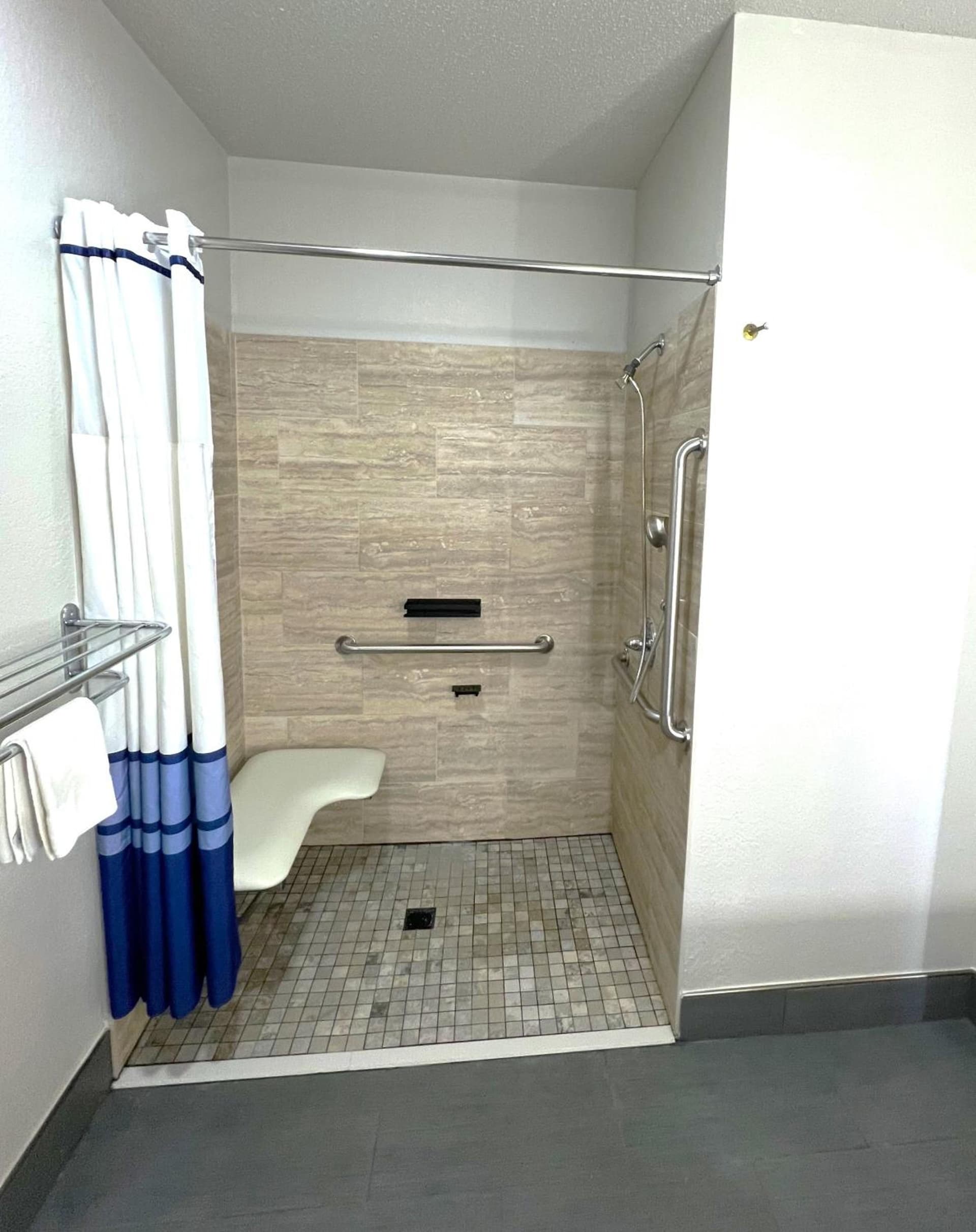Baymont by Wyndham Paw Paw interior in Paw Paw, MI — gallery photo 2