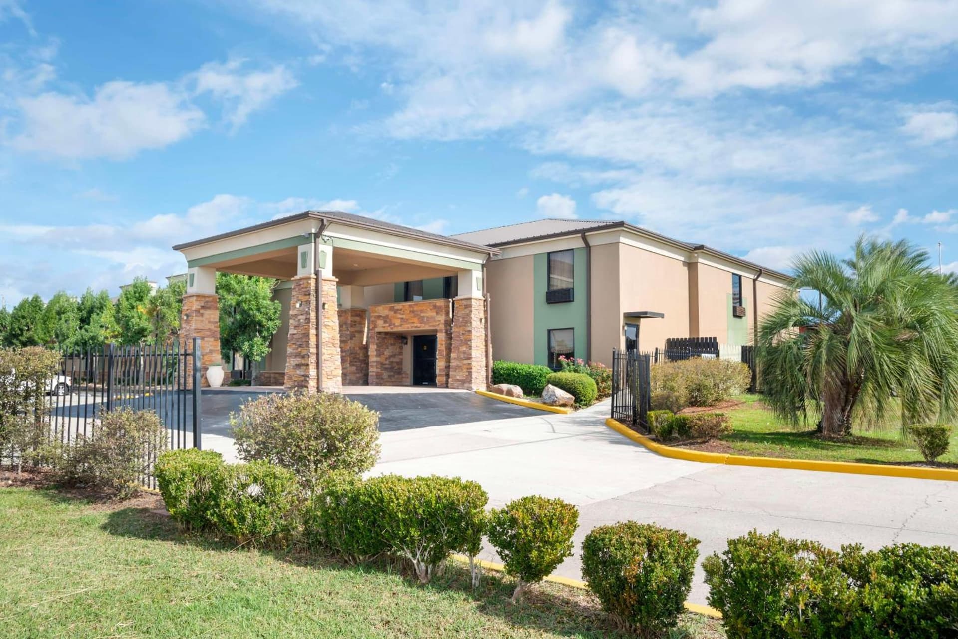 Best Western Bayou Inn featured exterior or lobby in Westwego, LA — similar hotel