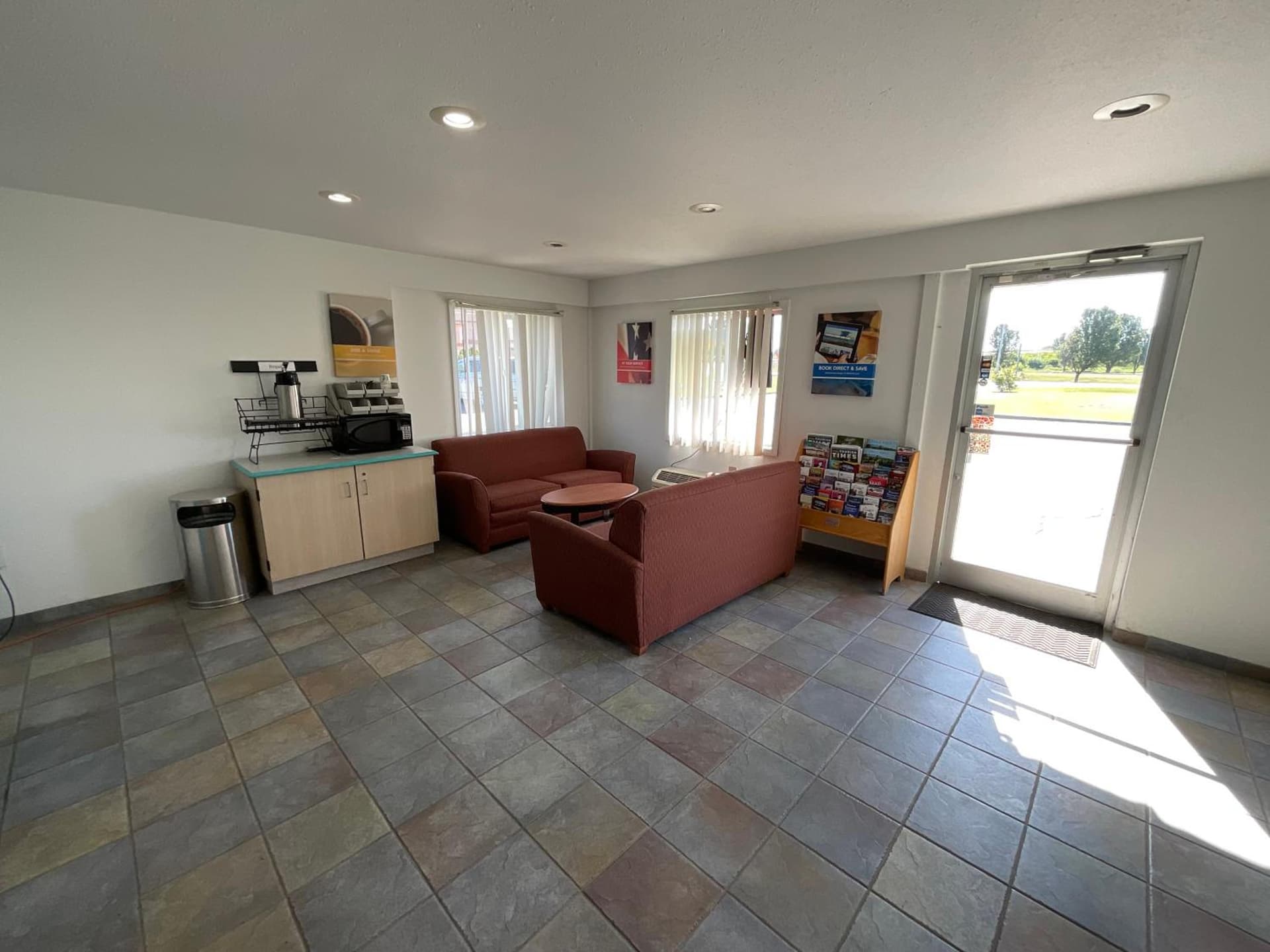 Country Yard Inn Sikeston - Miner Exit 67 on I-55 interior in Sikeston, MO — gallery photo 2